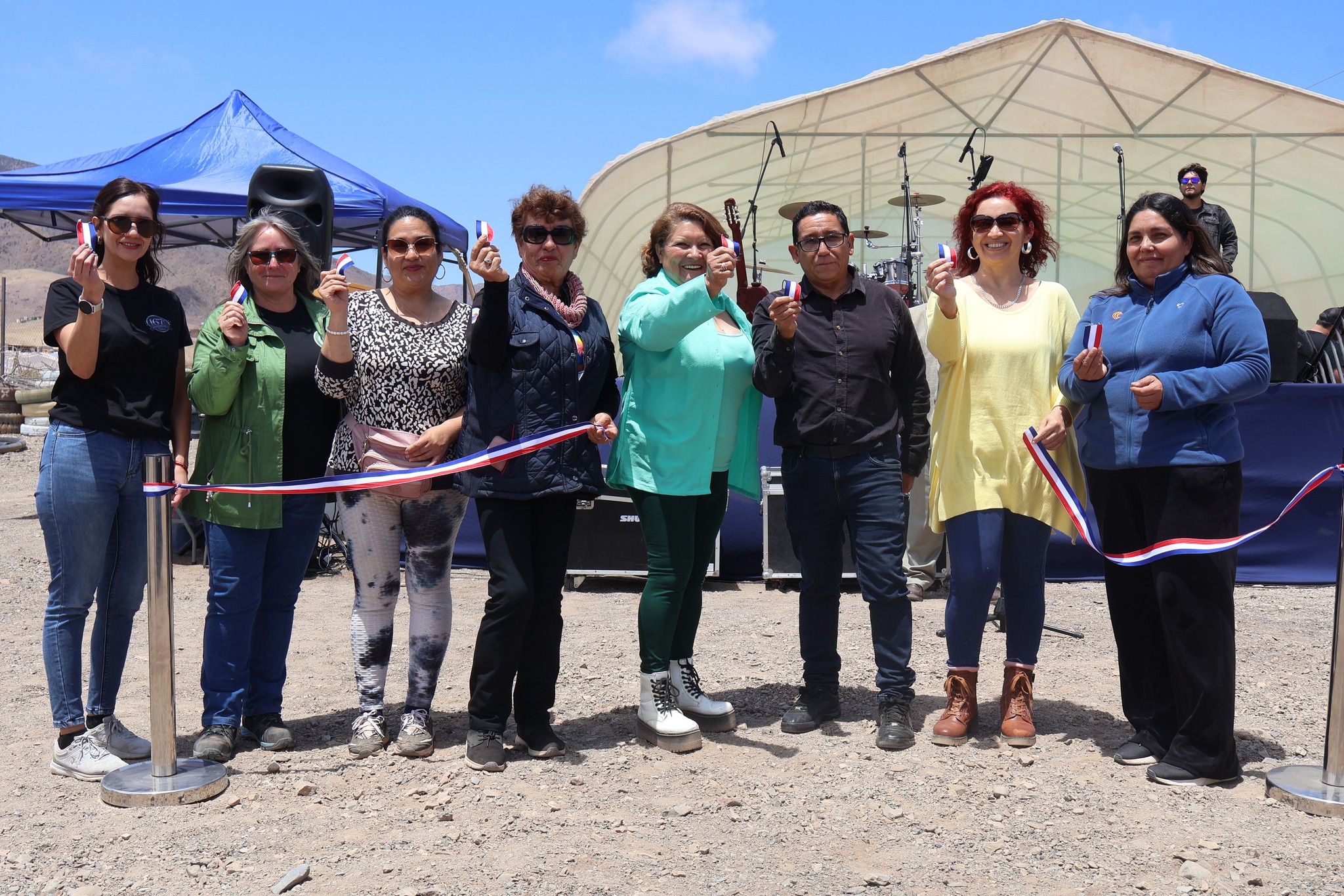 Autoridades, artesanas y representantes comunitarios realizan el corte de cinta inaugural de la Feria AgroTaltal 2025 en Taltal.