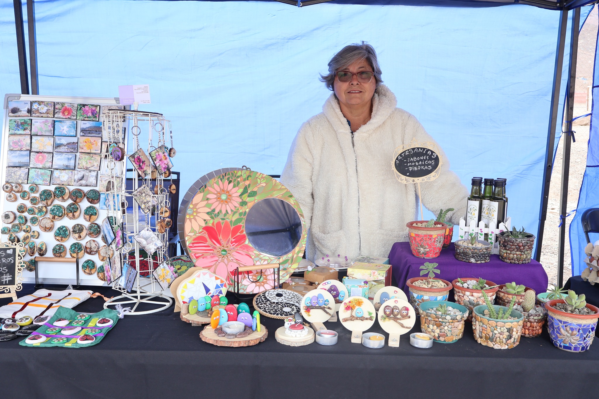 Artesana taltalina exhibe mosaicos, jabones naturales y maceteros decorados en la feria costumbrista AgroTaltal.