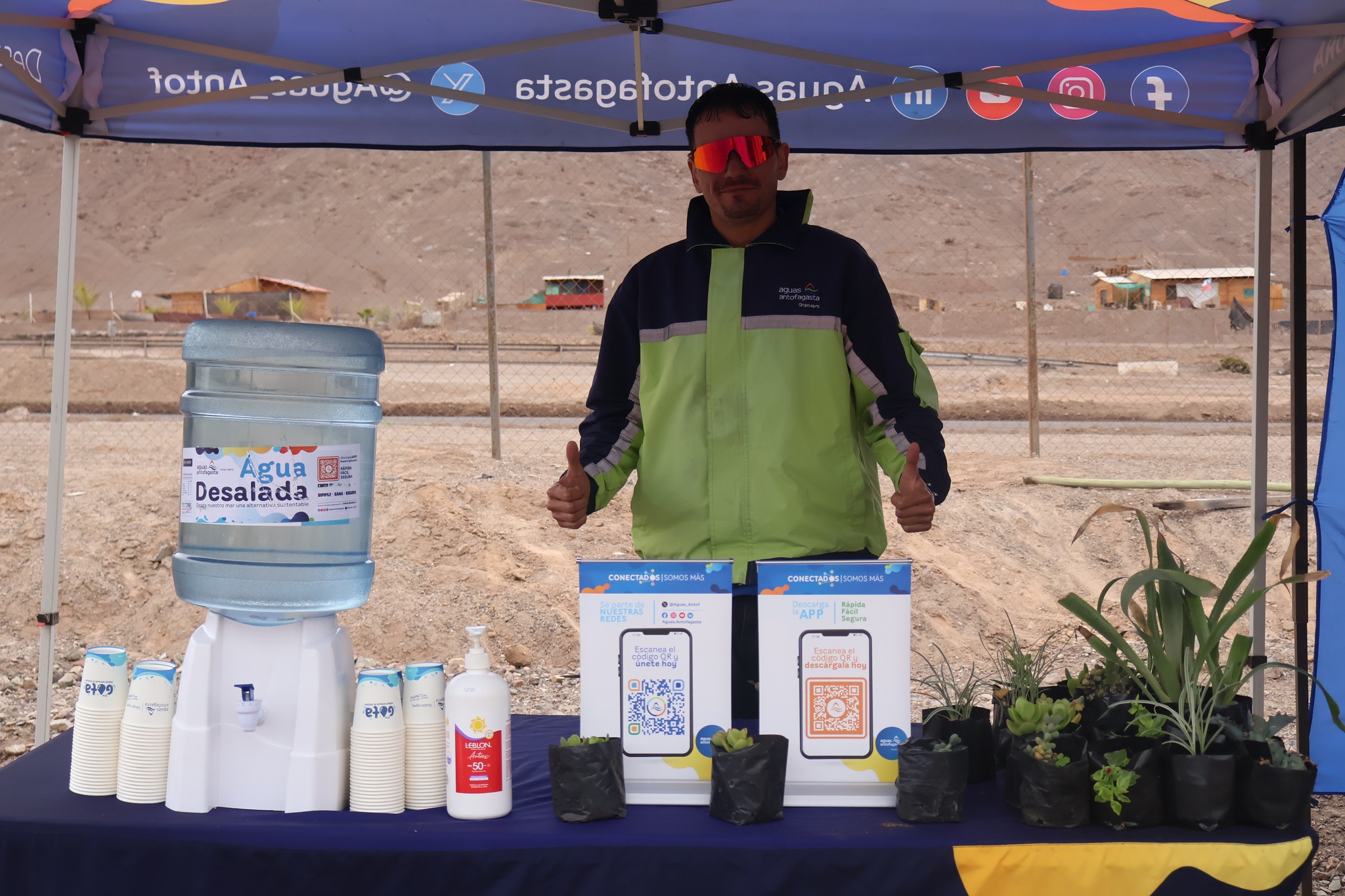 Stand de Aguas Antofagasta promueve el uso sustenible del agua desalinizada con entrega de plantas nativas.