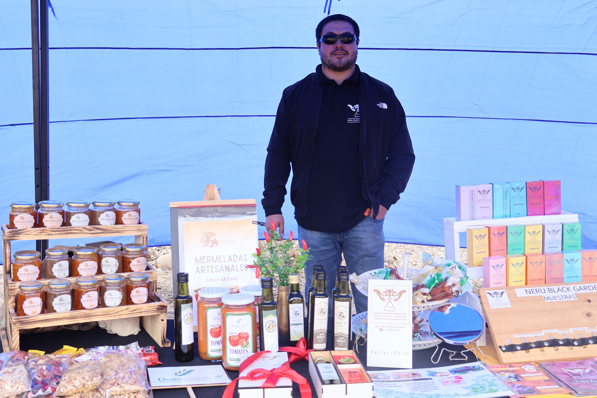 Emprendedor local muestra sus mermeladas caseras, aceites y té artesanal de la marca Neru Black Garden.