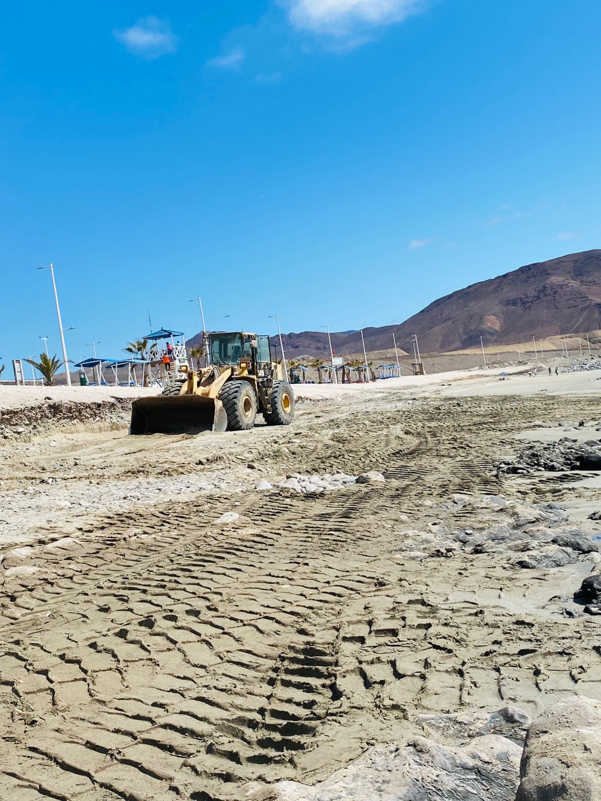 Maquinaria municipal realiza limpieza y nivelación de arena en Playa Tierra del Moro.
