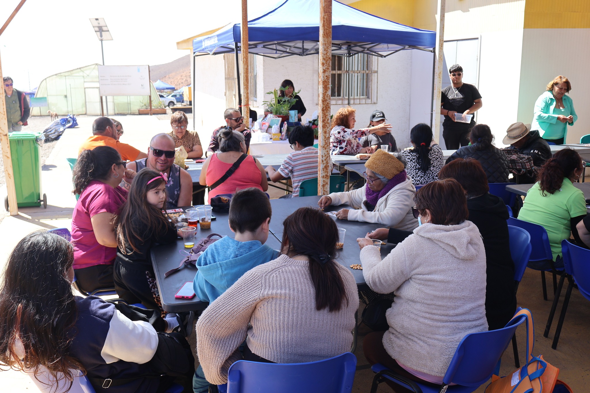 Vecinas y vecinos de Taltal participan en La Gran Lota Comunitaria gratuita durante la primera versión de AgroTaltal 2025.