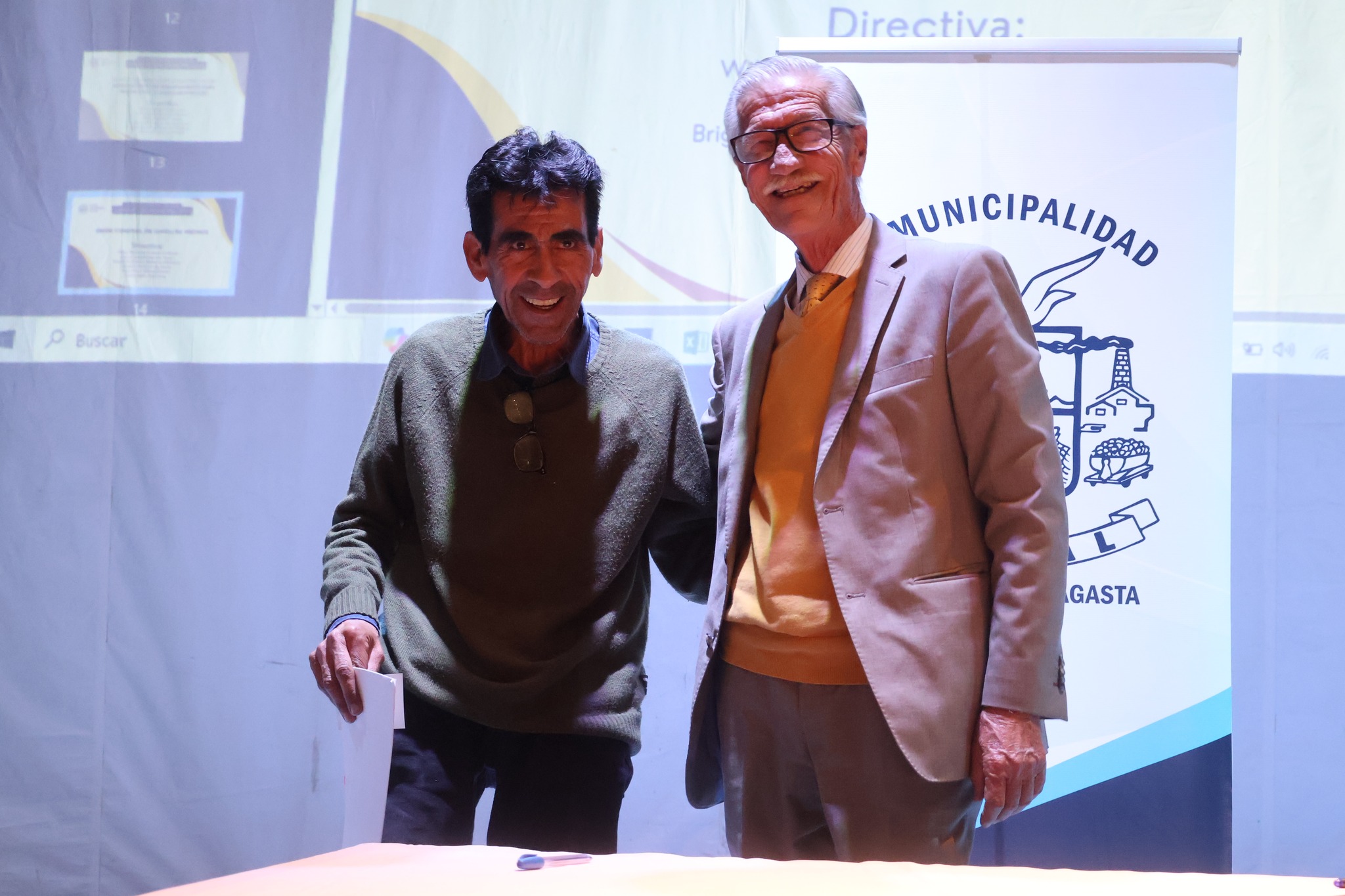 Alcalde de Taltal entrega subvención municipal 2025 a representante de organización social local.