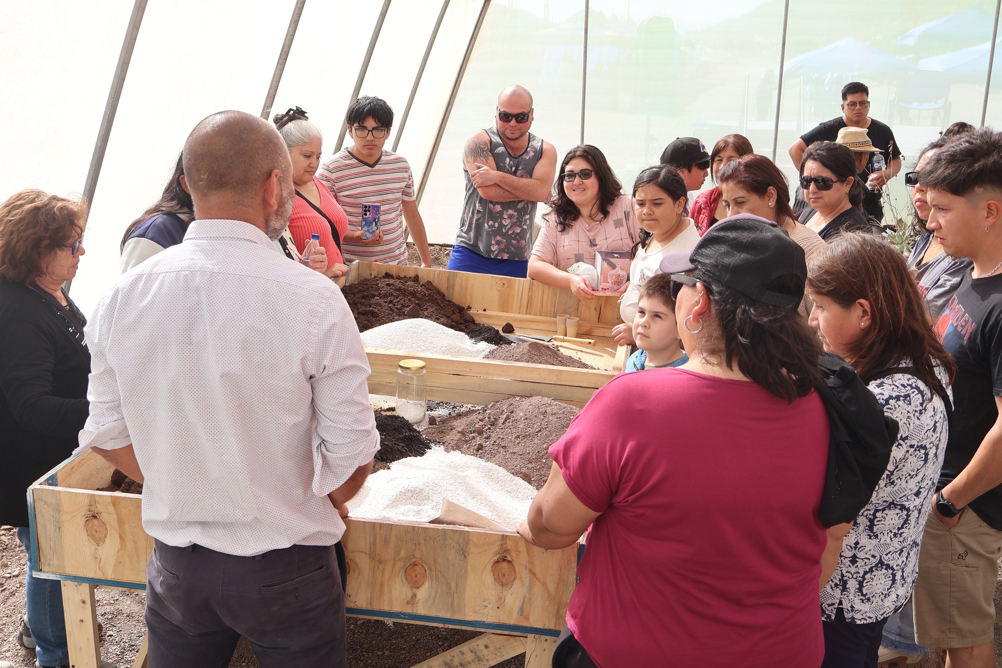 Vecinos y agricultores participan activamente del taller de siembra a cargo de Carlos