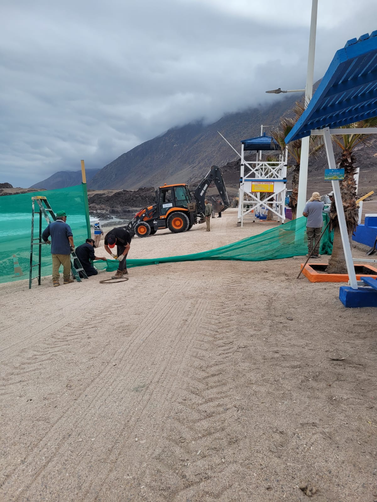 Maquinaria pesada apoya las labores de limpieza y mantenimiento del balneario.