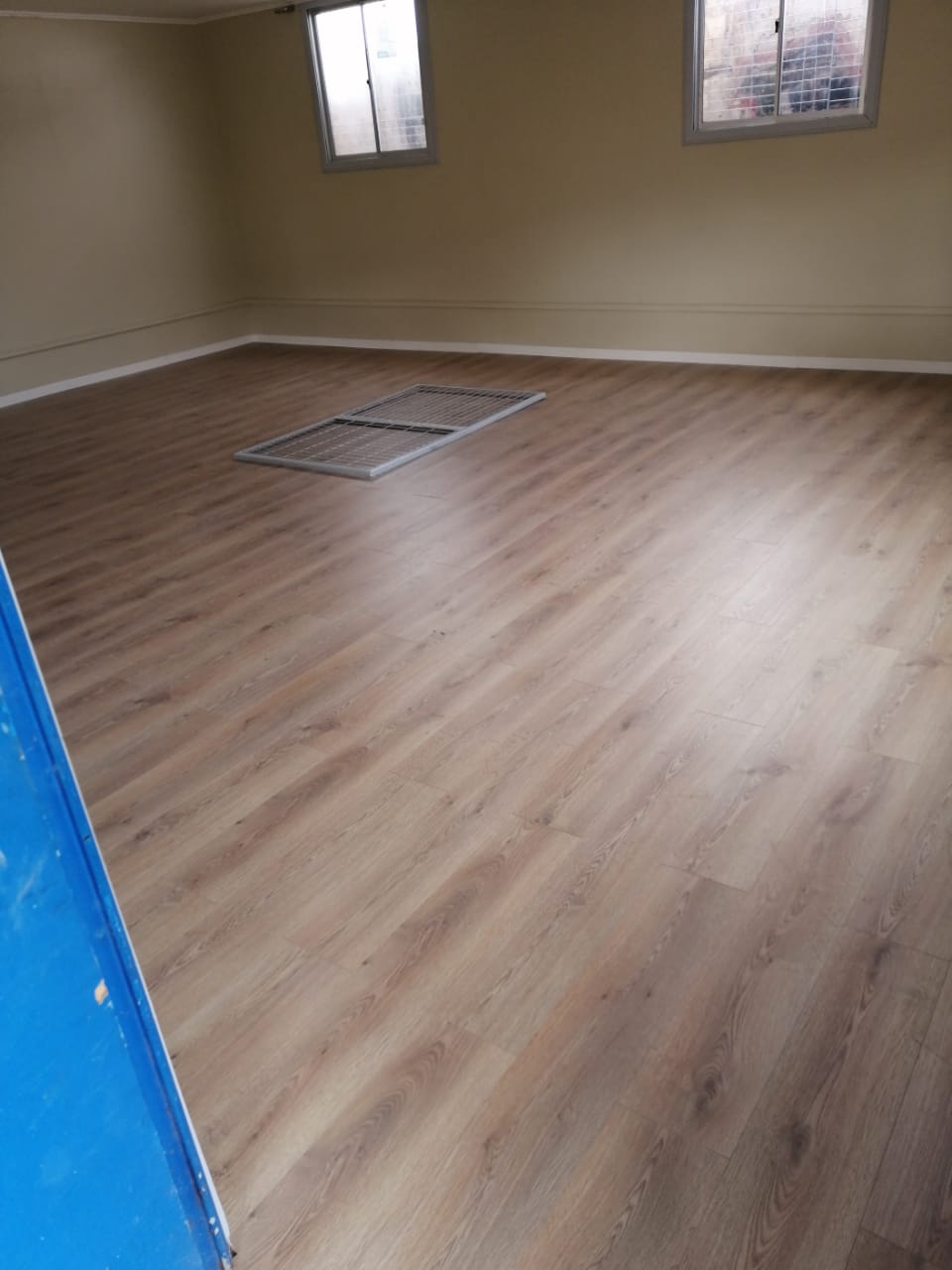 Nuevo piso terminado en una de las salas del Centro de Atención Diurna que será utilizado por estudiantes del Liceo Politécnico.