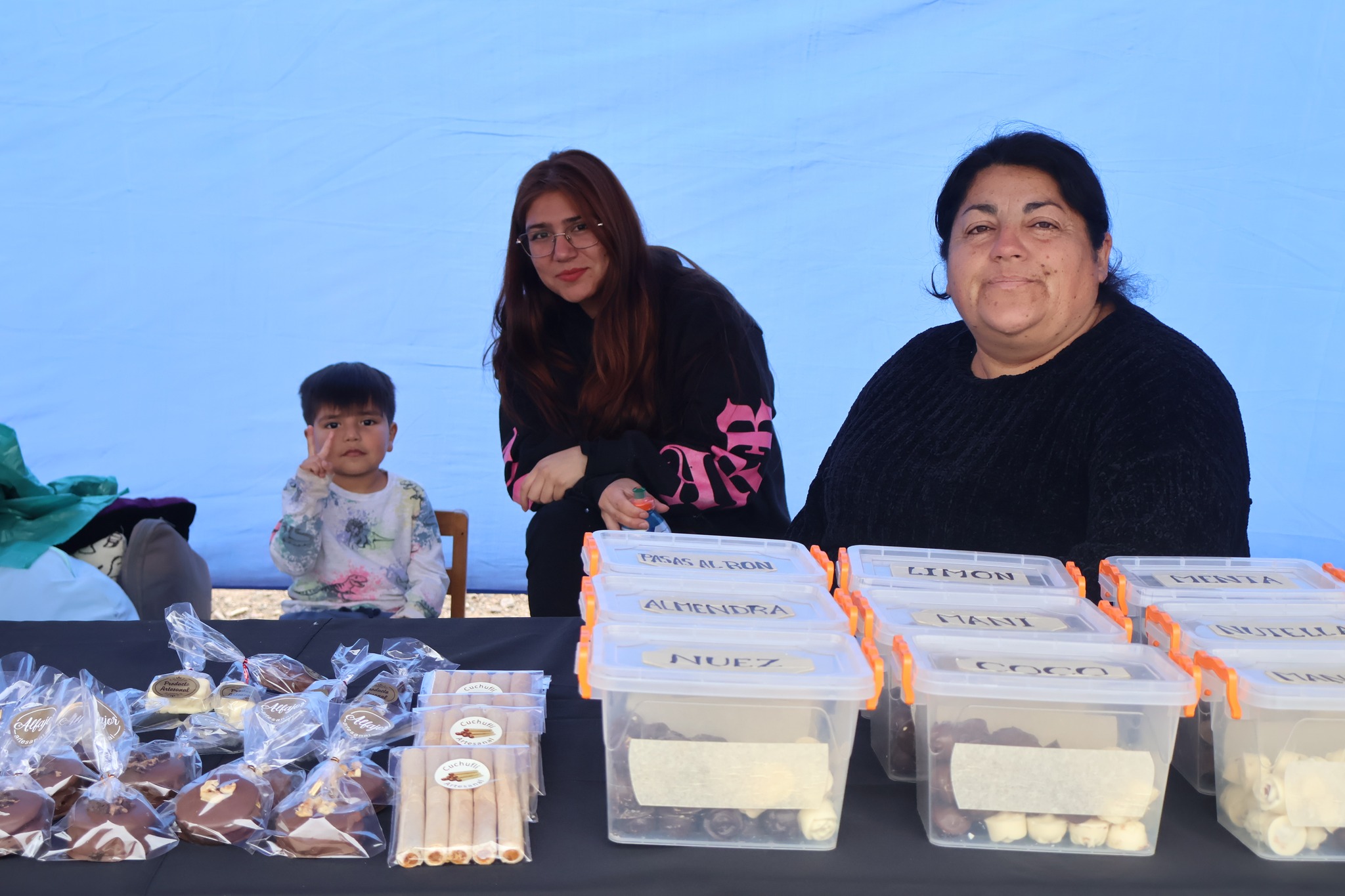 Emprendedoras taltalinas ofrecen alfajores, bombones y cuchuflís artesanales elaborados localmente.