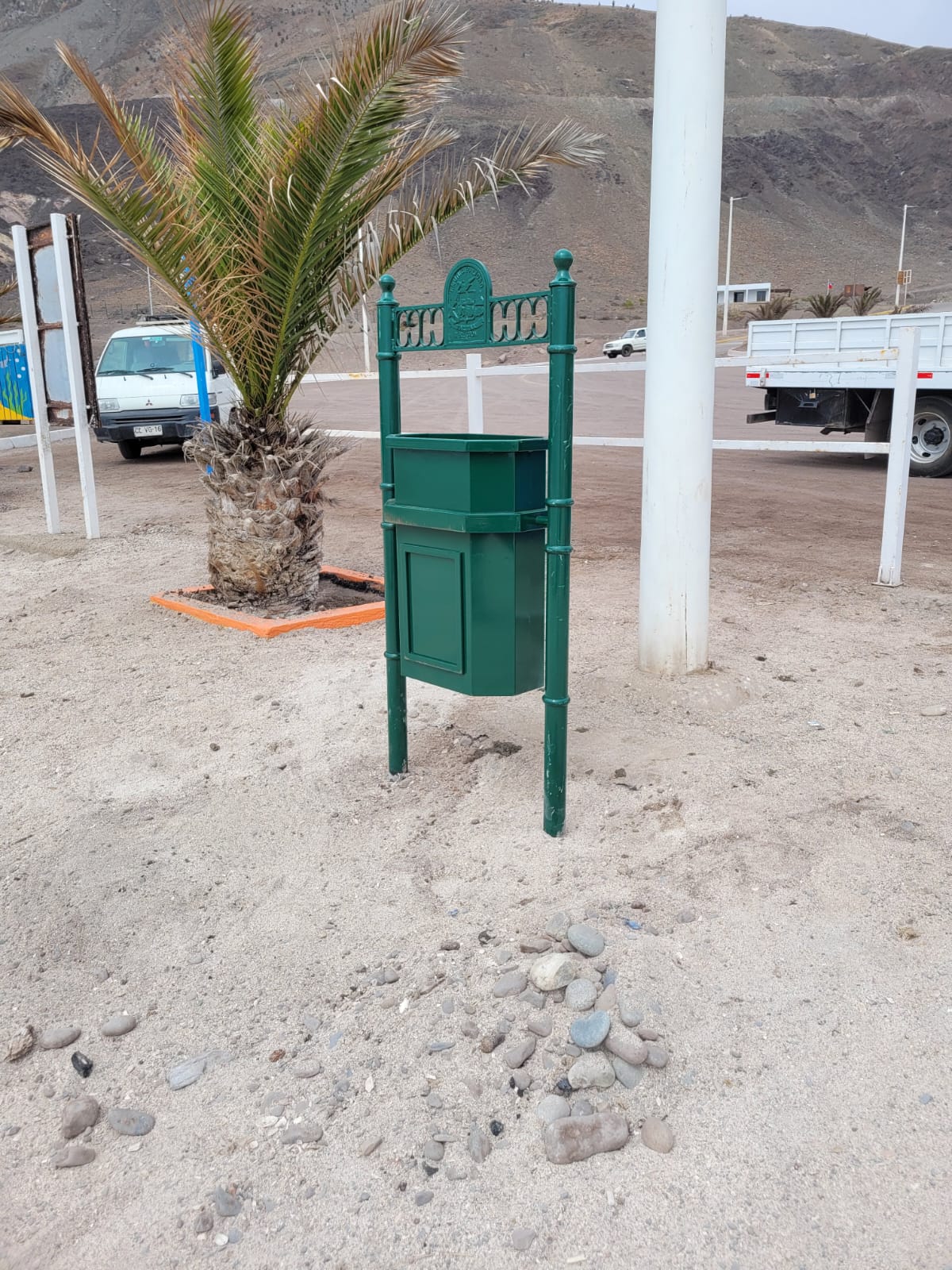 Nuevos basureros metálicos instalados como parte del plan de ordenamiento estival.