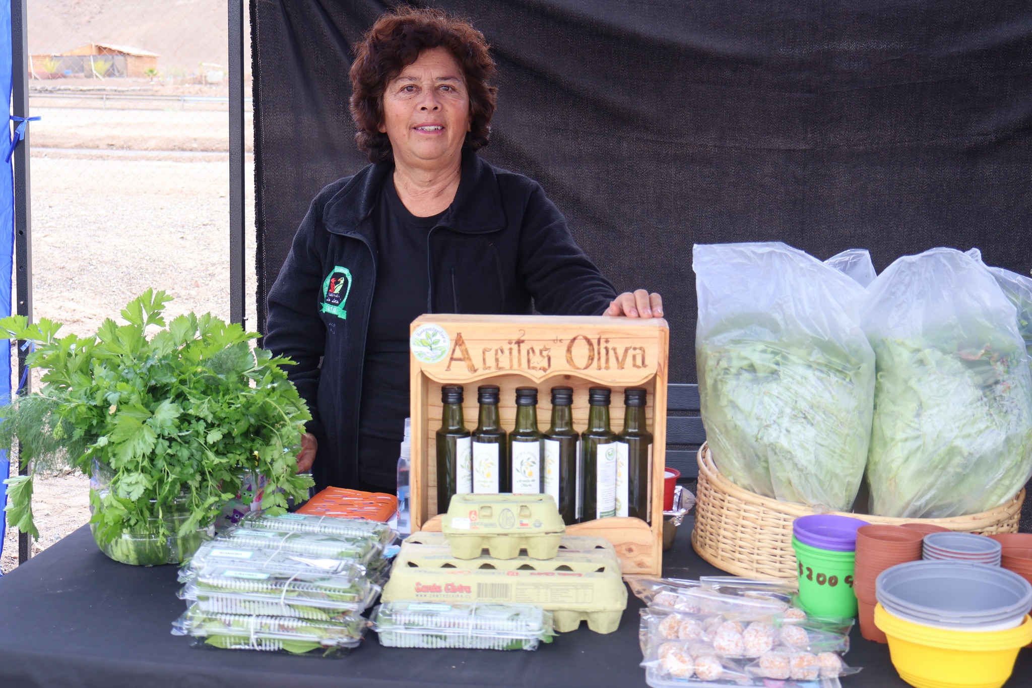 Agricultora taltalina presenta su aceite de oliva y productos frescos en el stand La Cachina durante AgroTaltal 2025.