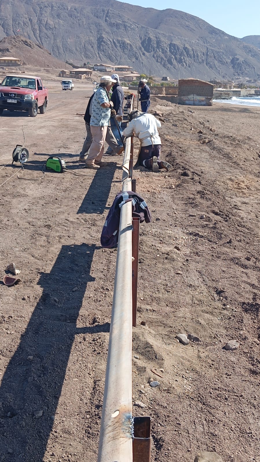 Estudiantes y vecinos de Taltal participando en la jornada de limpieza de playas 2025, organizada por la municipalidad junto a instituciones públicas y privadas.