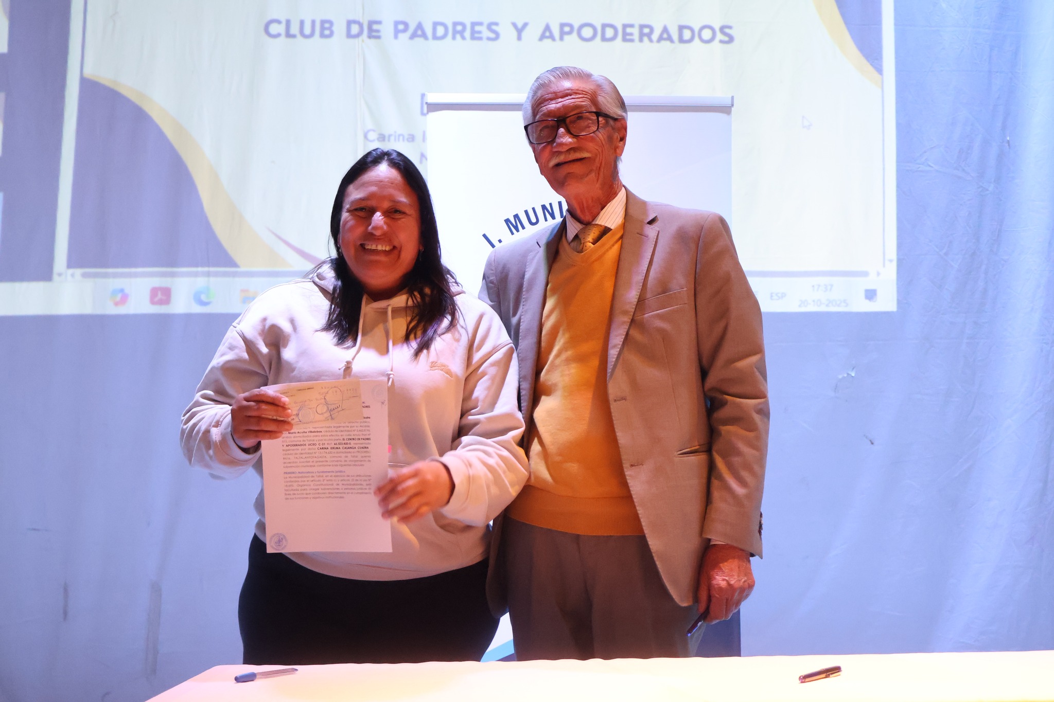 Agrupación beneficiada posa junto al alcalde de Taltal tras recibir subvención municipal 2025.
