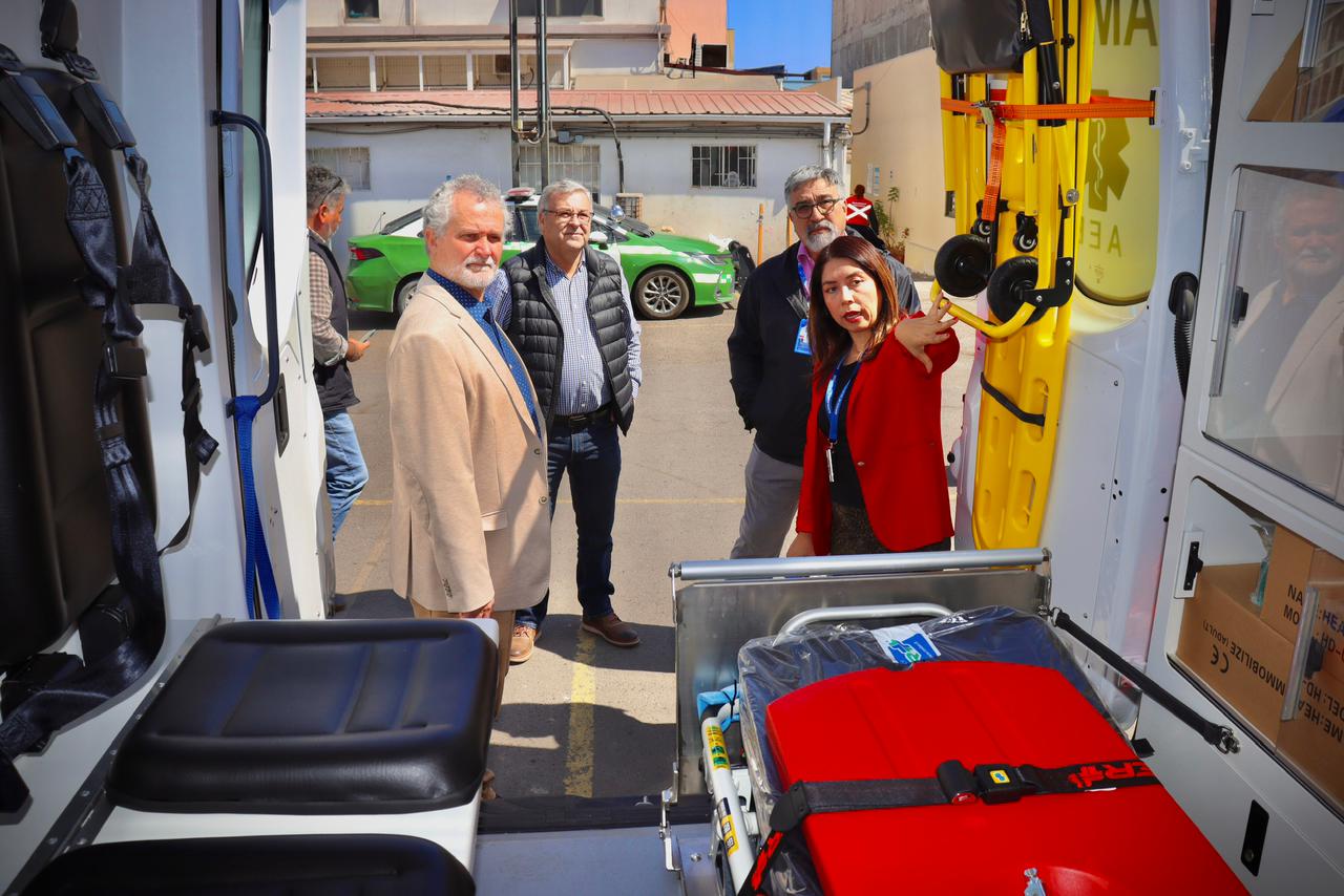 Autoridades del Servicio de Salud Antofagasta inspeccionan una de las nuevas ambulancias Mercedes-Benz Sprinter equipadas con tecnología de emergencia avanzada.