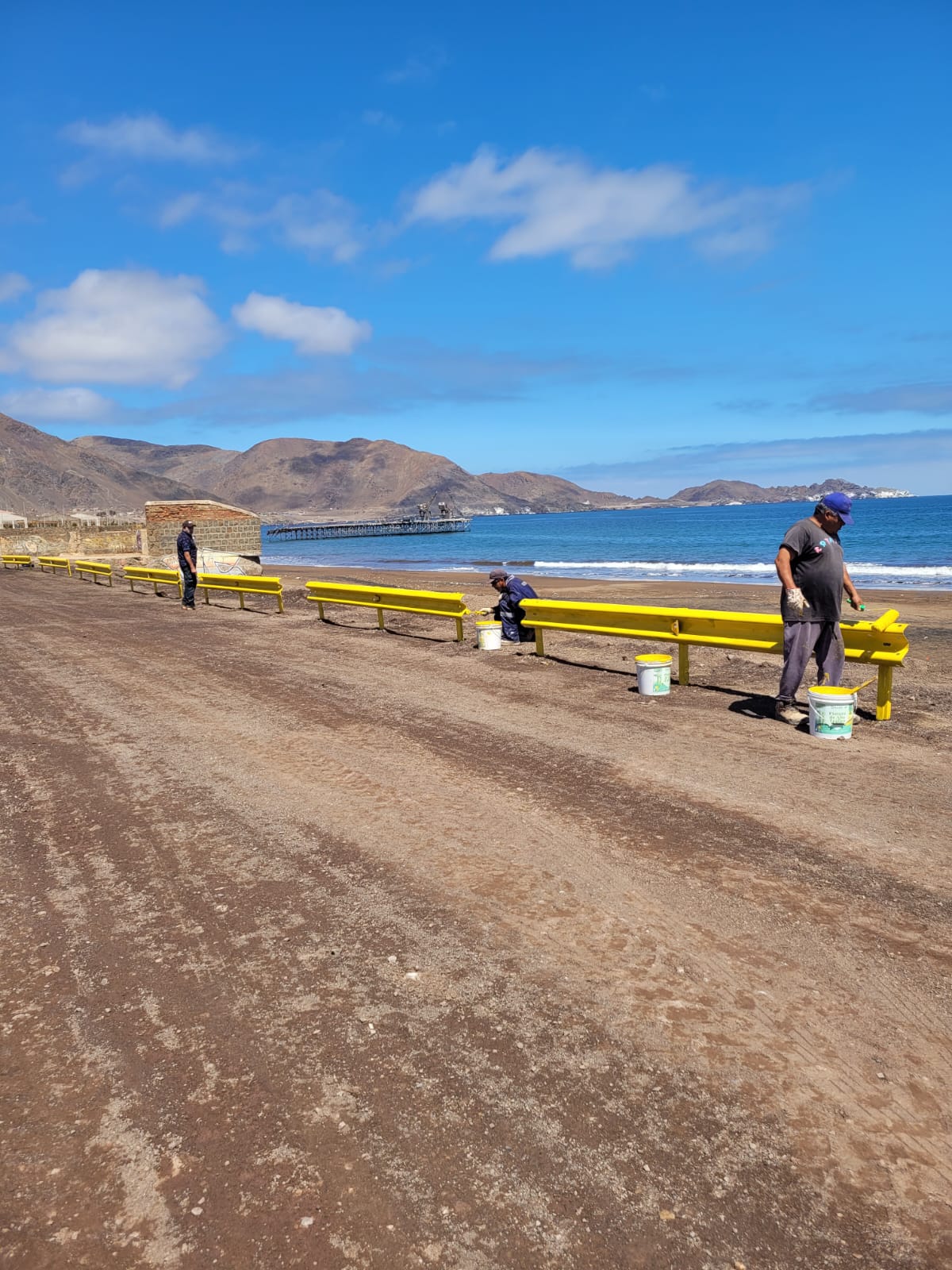 Pintado de barreras de seguridad en el sector de Muelle de Piedra, con vista al litoral taltalino.