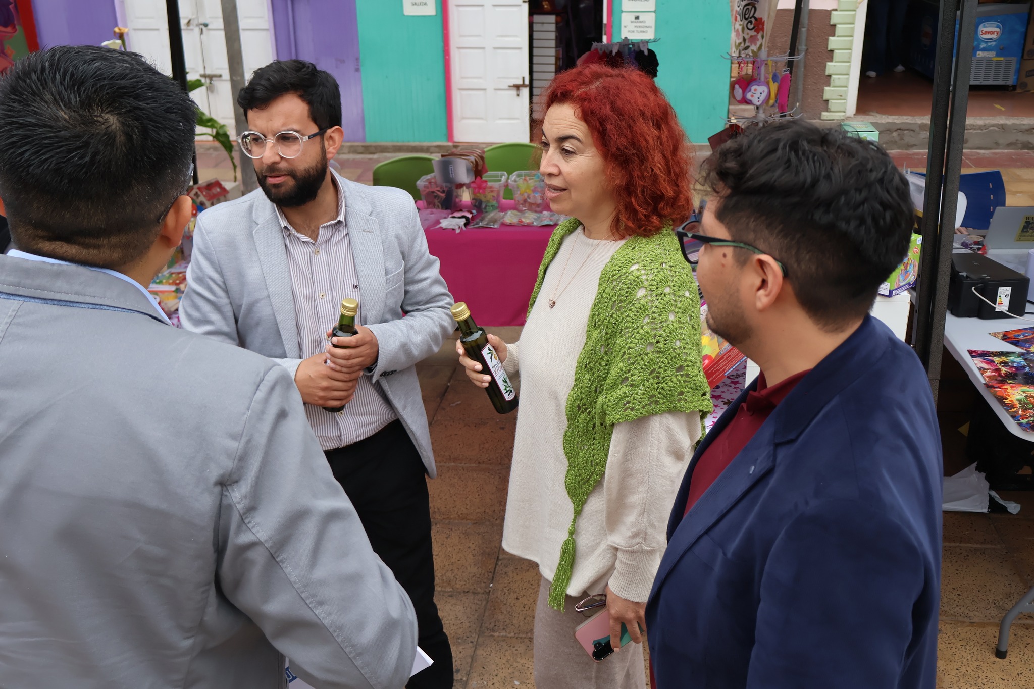 Seremi de Economía y representantes municipales conversan con emprendedores locales durante la feria de MiPymes en Taltal.