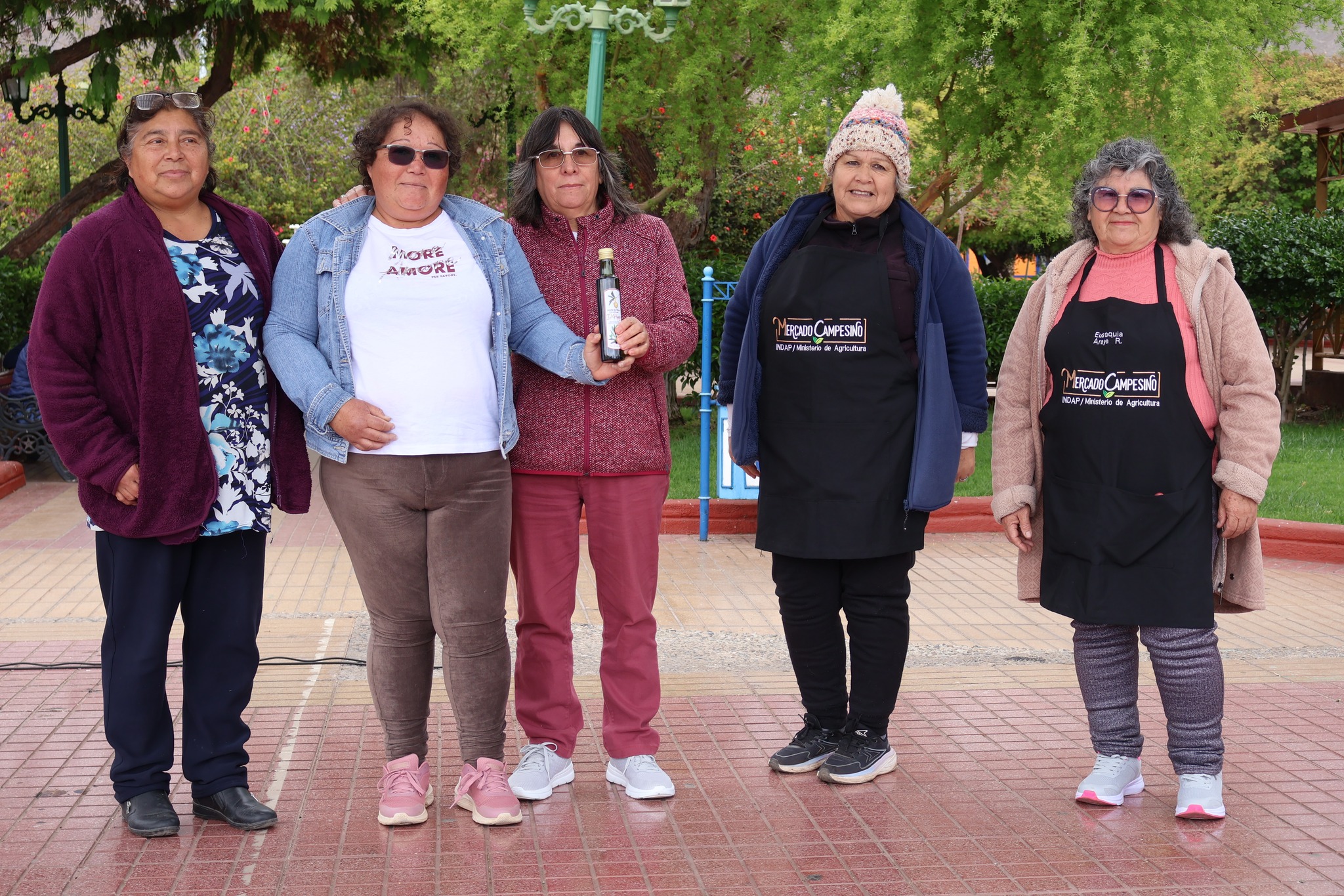 Integrantes de la Cooperativa El Hueso y productoras locales del Mercado Campesino en la Semana de las MiPymes 2025 en Taltal.