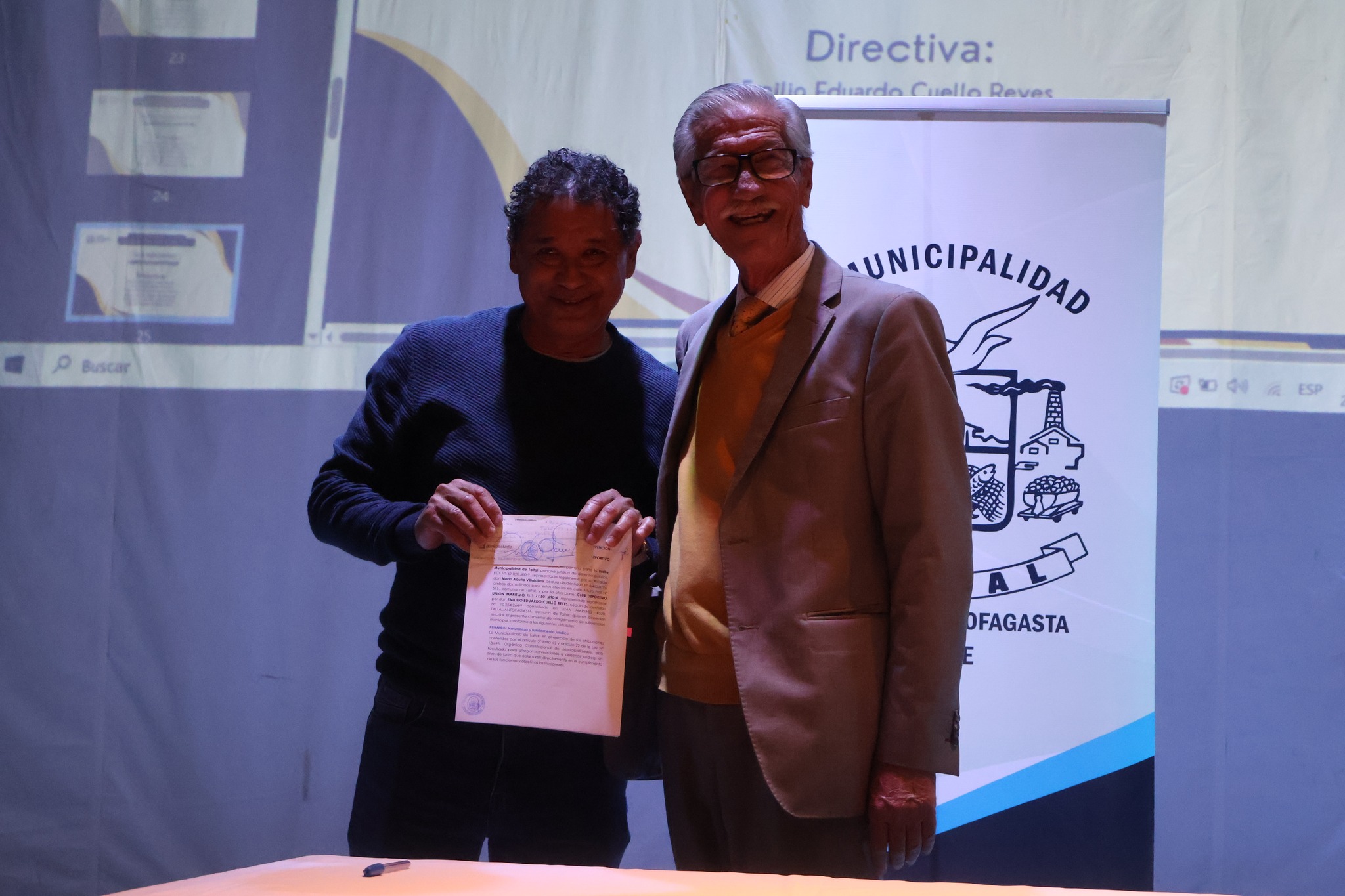 Representante del Club Deportivo Unión Marítimo recibe aporte municipal en ceremonia de fondos concursables 2025.