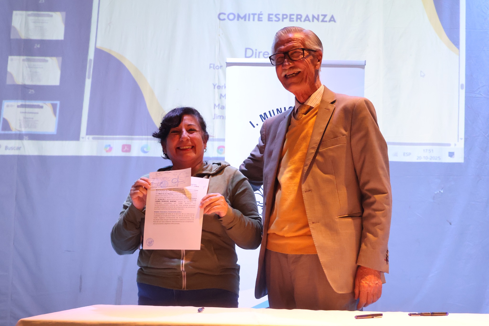 Autoridad municipal junto a beneficiaria del programa de apoyo a organizaciones sociales en Taltal.