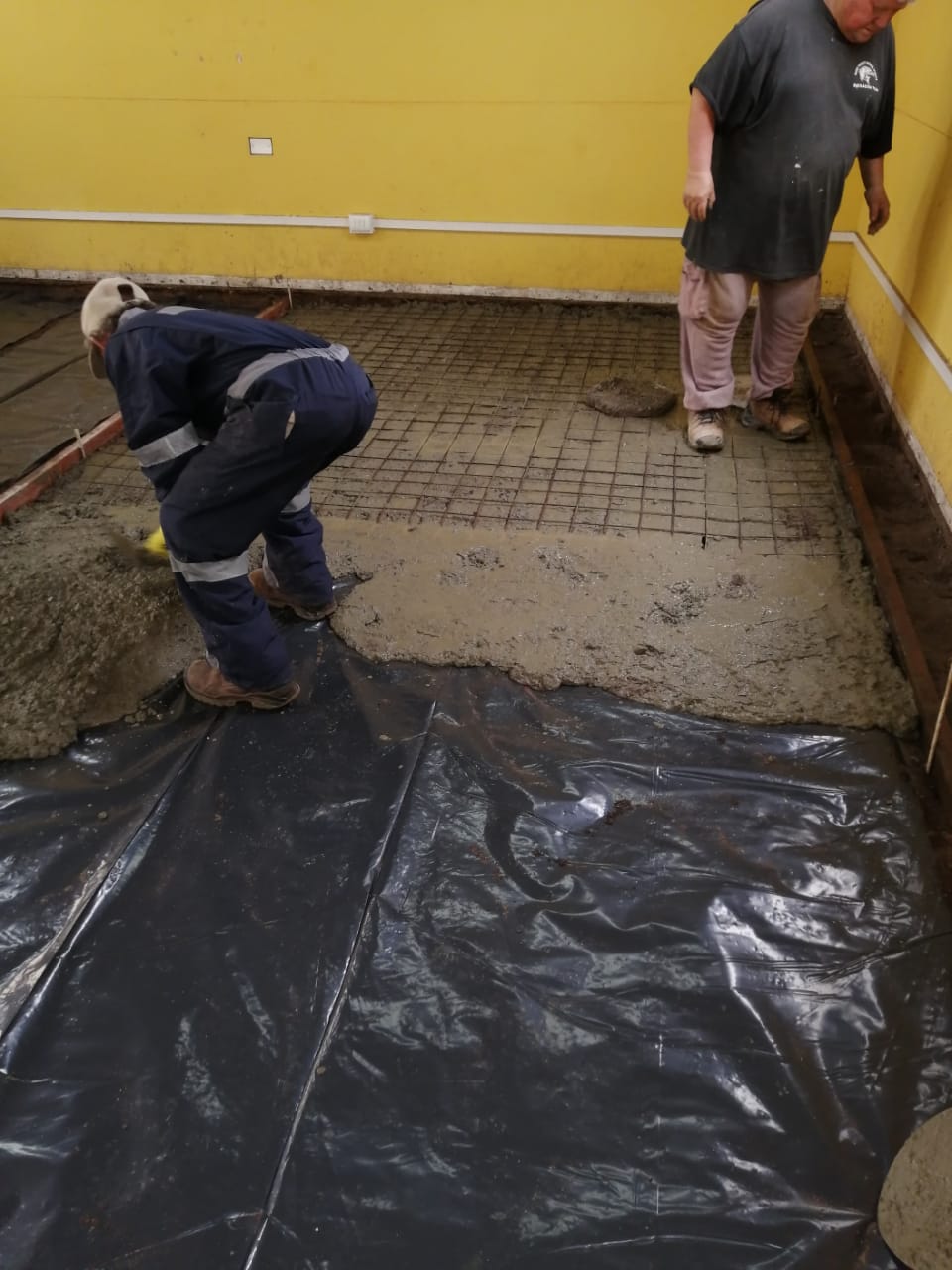 Estudiantes y vecinos de Taltal participando en la jornada de limpieza de playas 2025, organizada por la municipalidad junto a instituciones públicas y privadas.