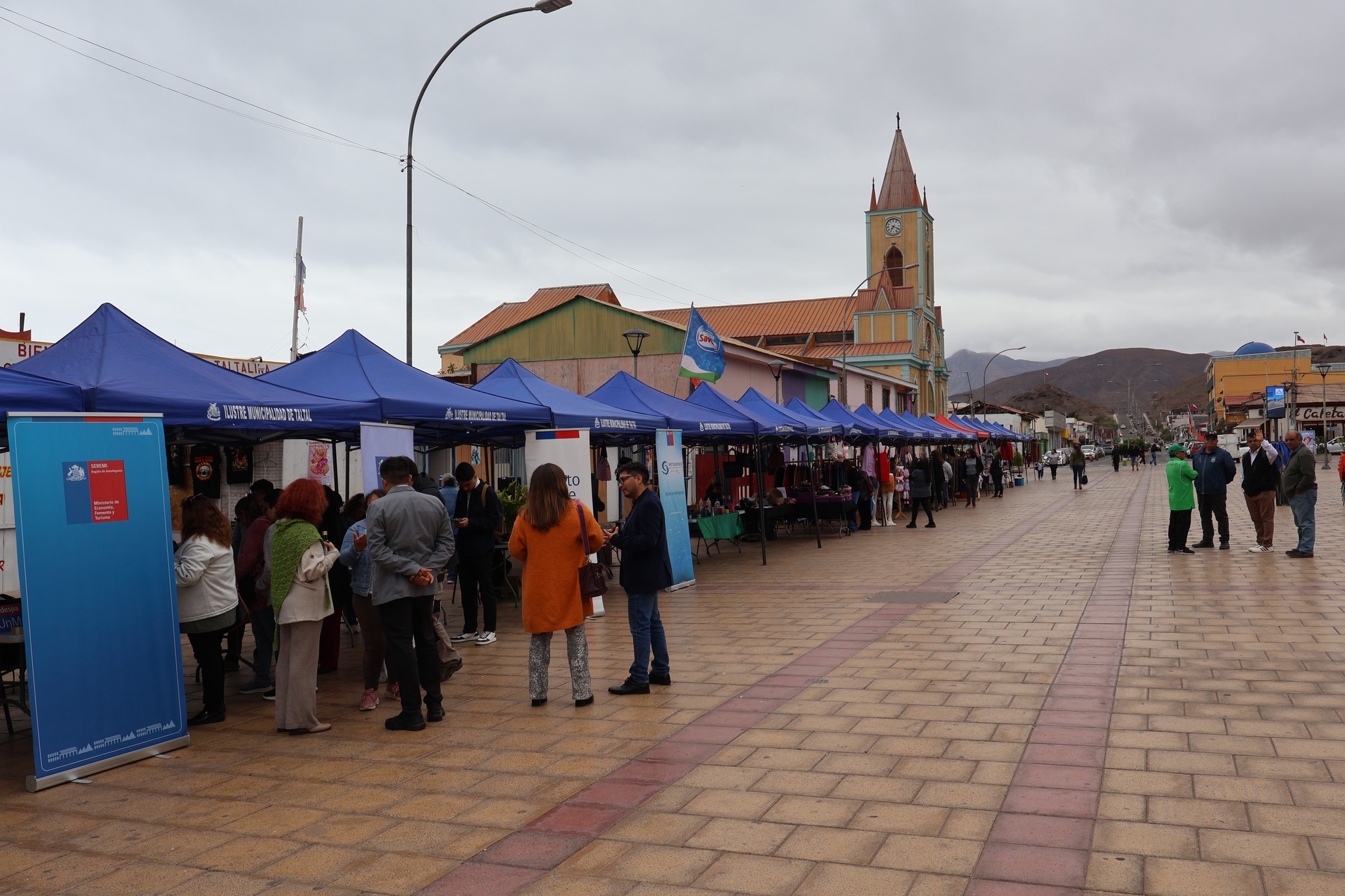 Vista panorámica de la Plaza Prat de Taltal con stands y emprendedores durante la Semana de las MiPymes y Cooperativas 2025.