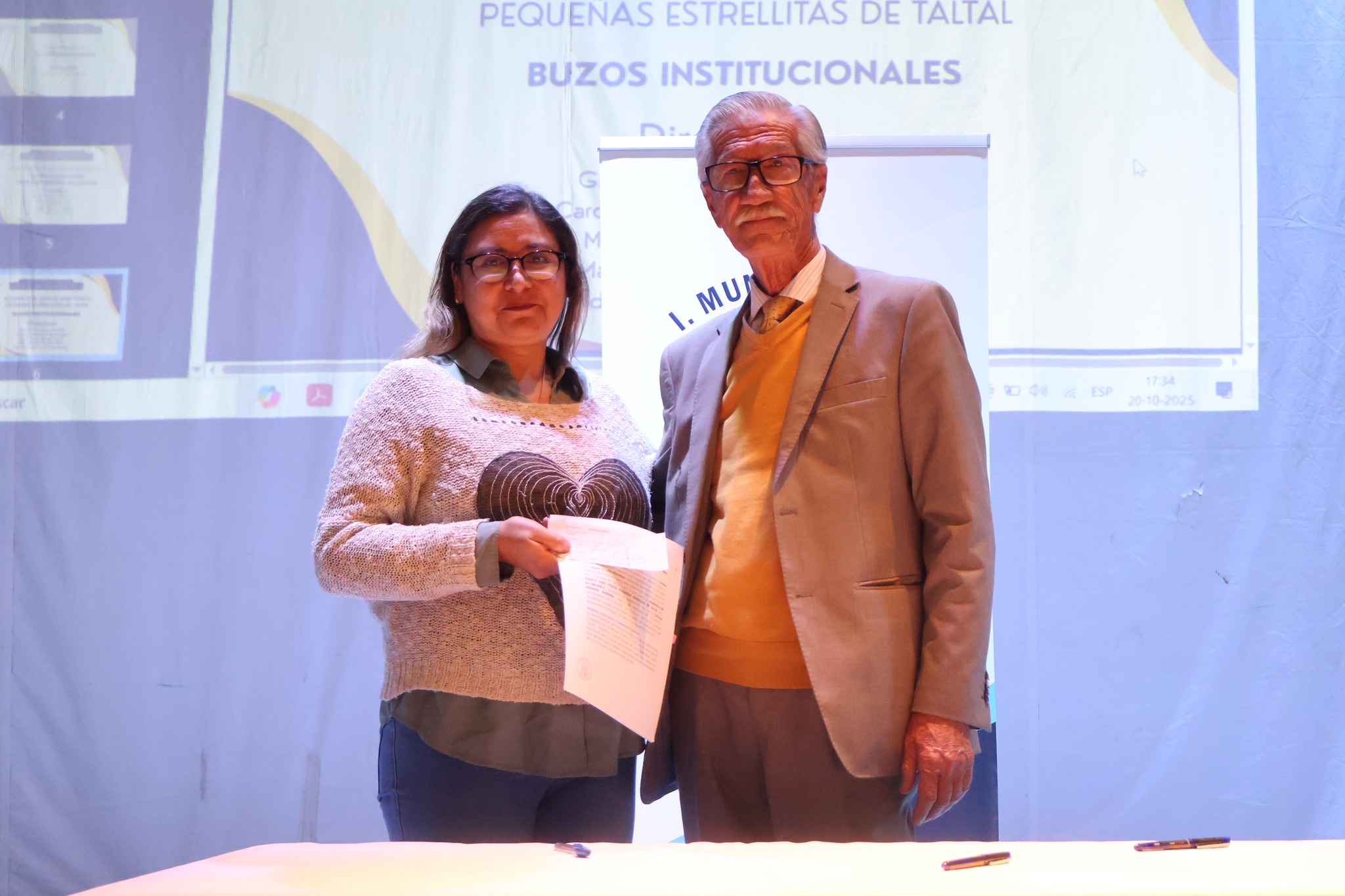 Dirigenta del Club de Danzas Doradas recibe recursos municipales para su organización en Taltal.