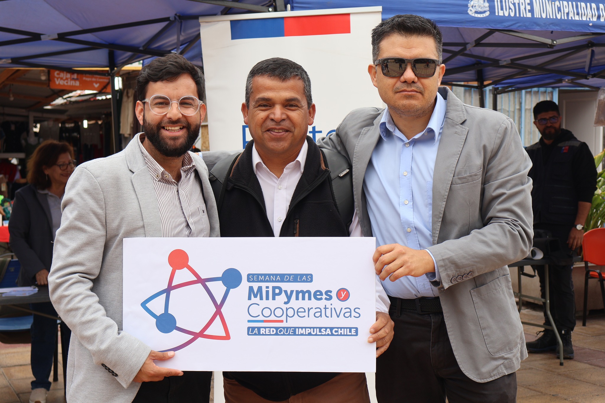 Autoridades posan con el cartel oficial de la Semana de las MiPymes y Cooperativas 2025 en Taltal.