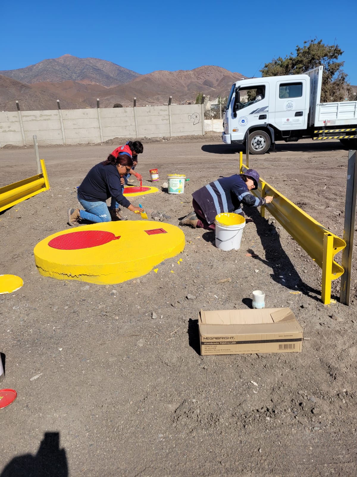 Cuadrillas municipales realizan trabajos de pintura y mejoramiento urbano en el borde costero de Taltal.