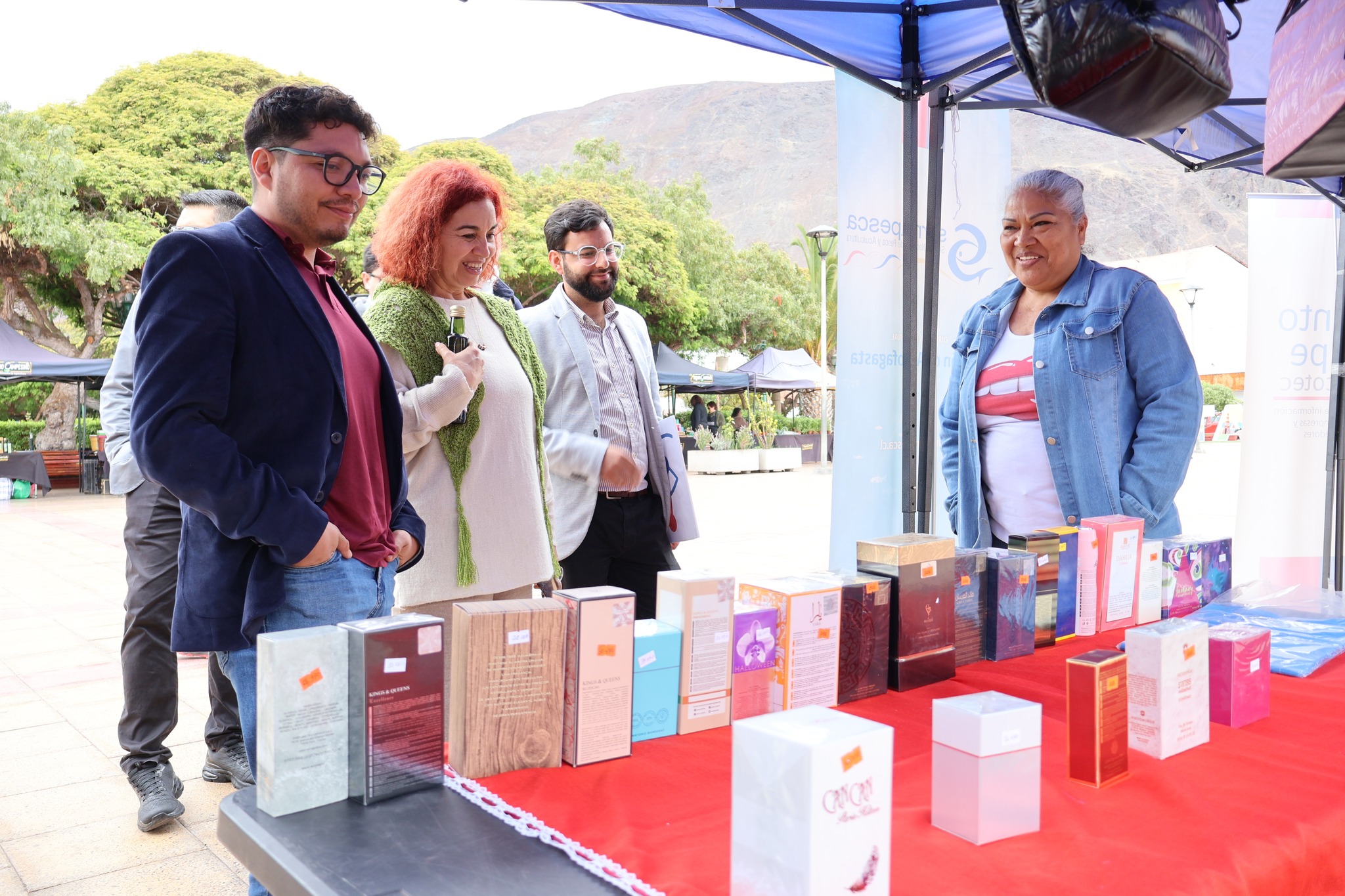 Autoridades recorren los stands y conversan con emprendedores durante la feria de las MiPymes 2025 en Taltal.