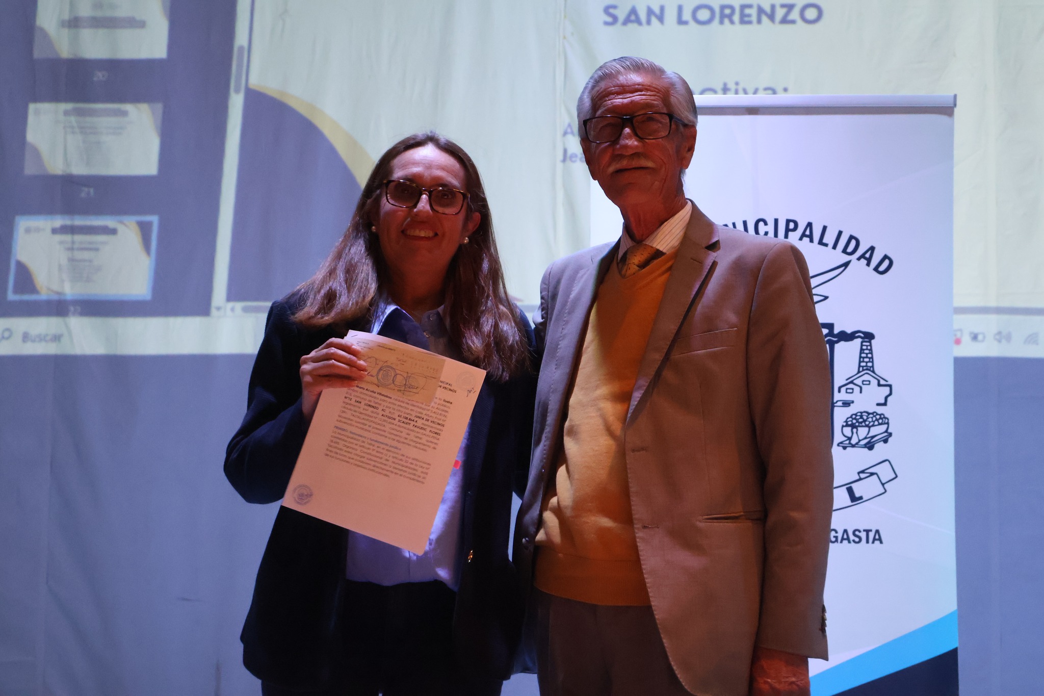 Representante del Comité San Lorenzo recibe fondos municipales 2025 junto a autoridad local.