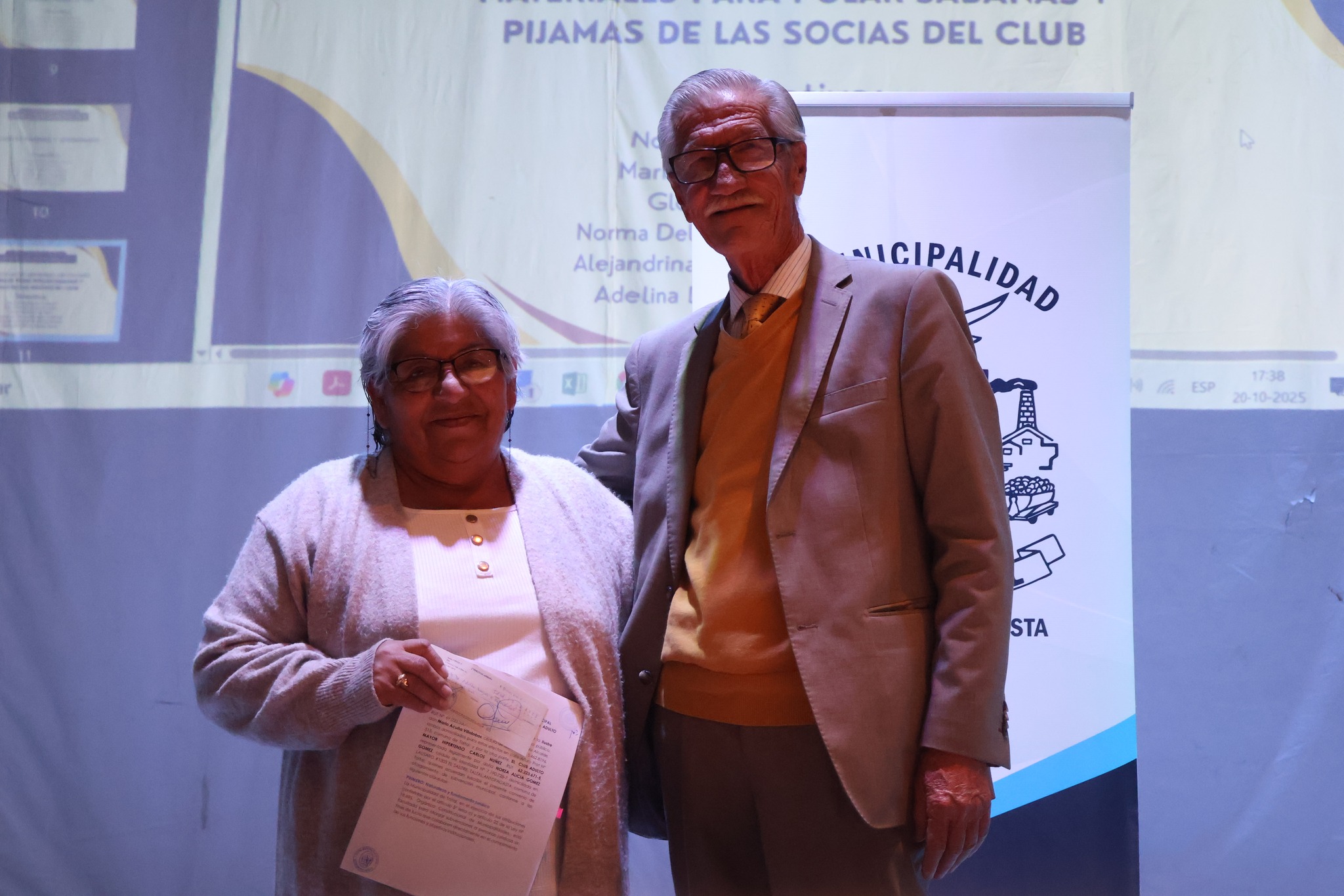 Representante de club de adultos mayores recibe subvención municipal en ceremonia 2025.