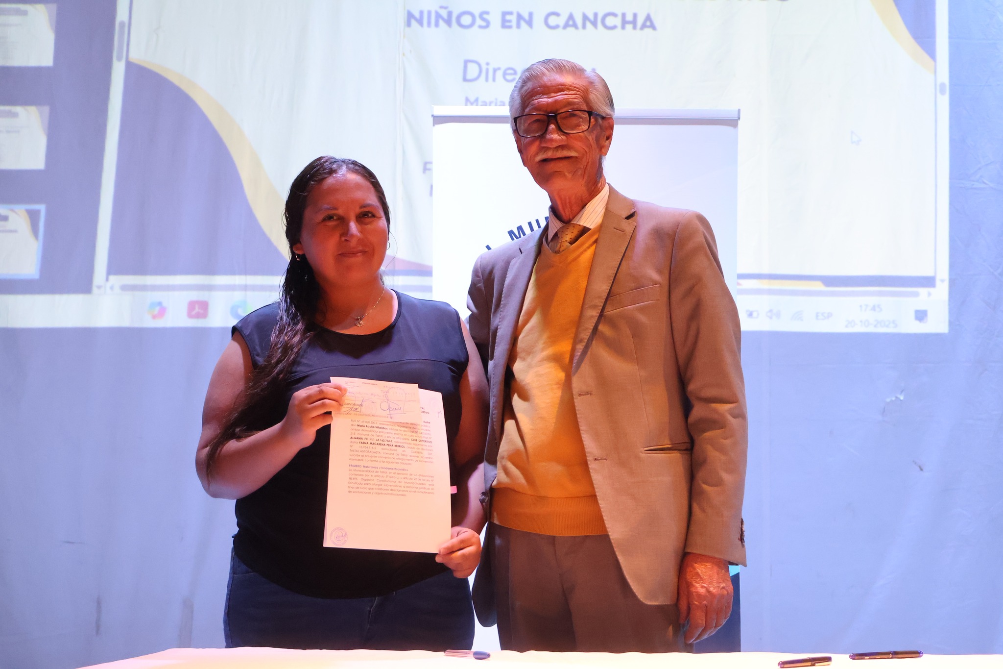 Dirigenta de organización social recibe subvención municipal 2025 de manos del alcalde de Taltal.
