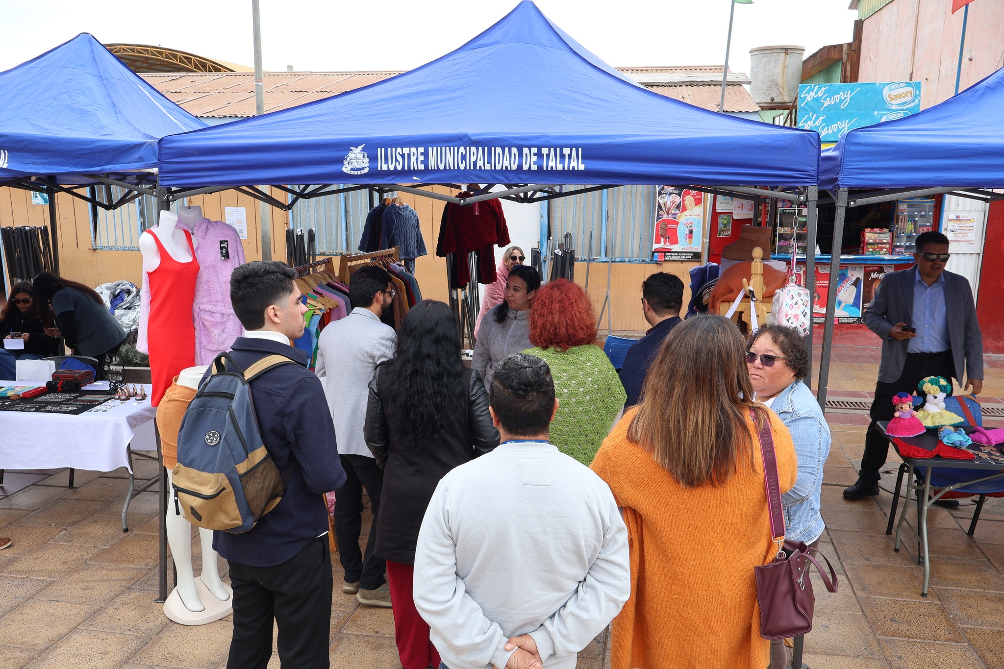 Emprendedoras locales presentan sus productos en los stands de la Feria de las MiPymes y Cooperativas 2025 en Taltal.