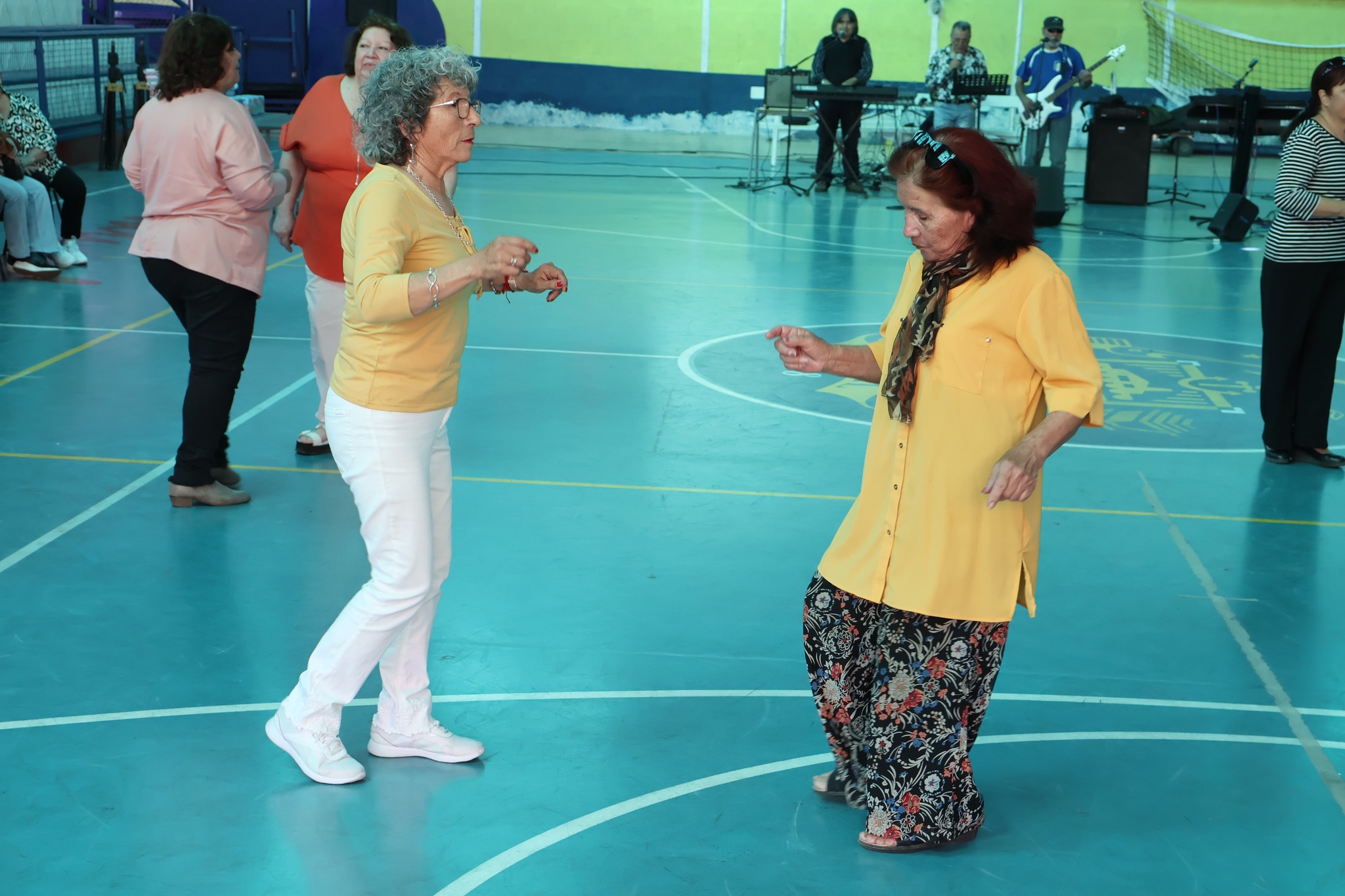 Participantes bailan y disfrutan de la música durante la celebración del Mes del Adulto Mayor en Taltal.