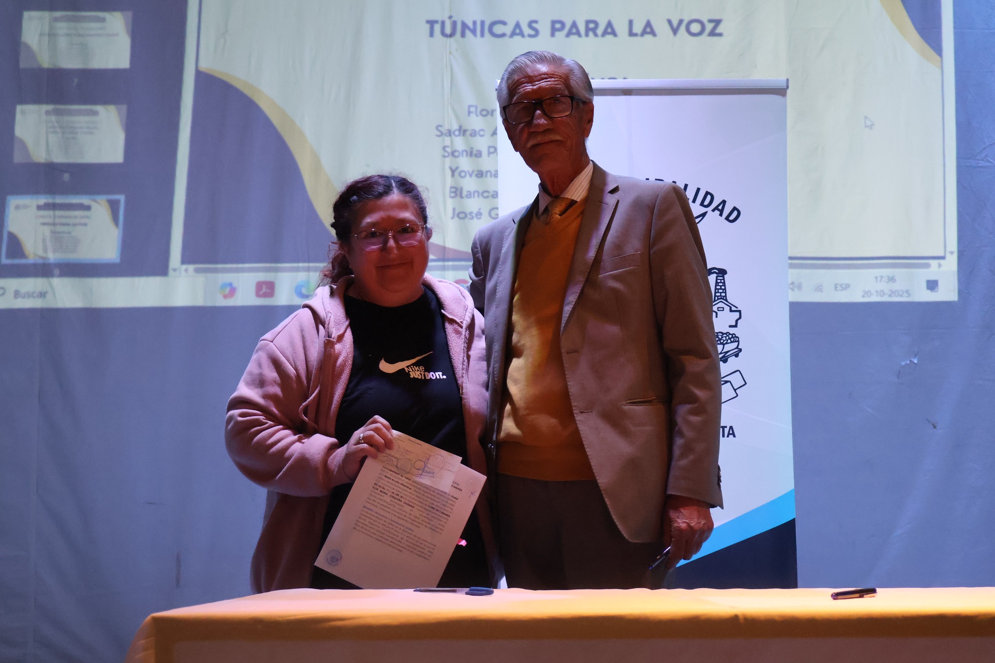 Dirigenta comunitaria recibe apoyo municipal durante entrega de subvenciones 2025 en Taltal.