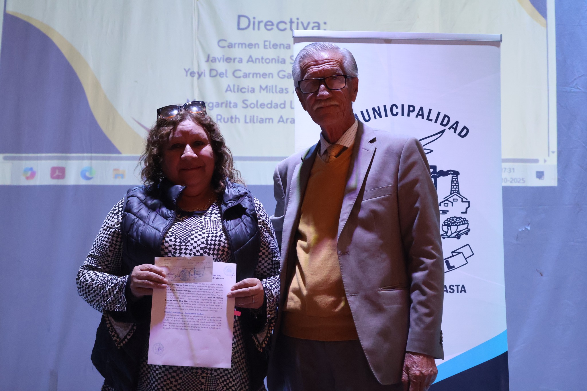 Representante de agrupación cultural recibe subvención municipal 2025 en Taltal.