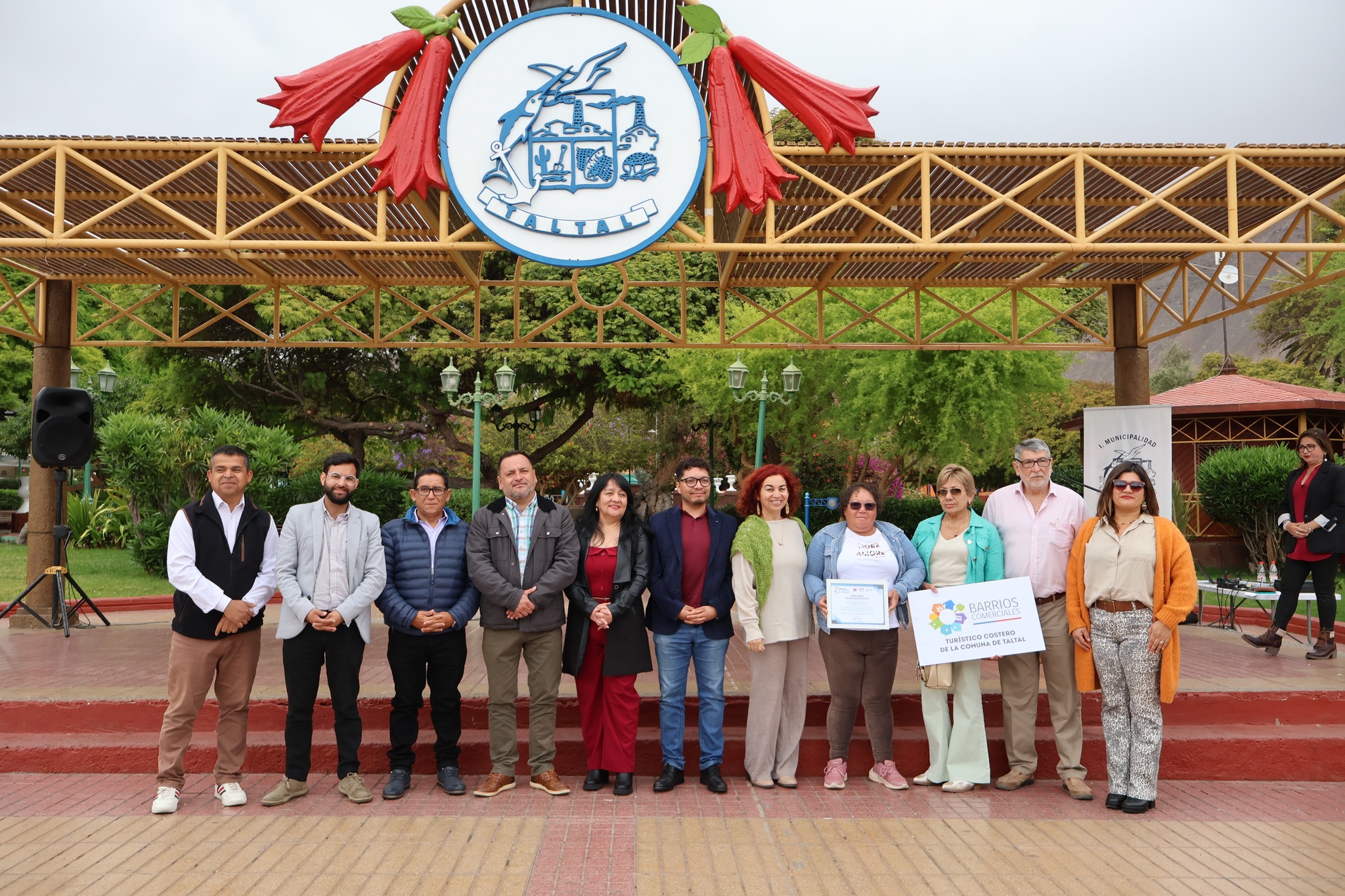 Fotografía oficial de autoridades regionales, comunales y representantes de cooperativas durante la Semana de las MiPymes y Cooperativas 2025 en Taltal.