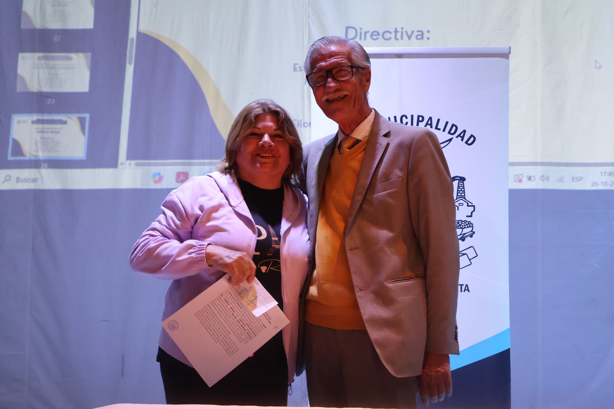 Dirigenta comunitaria de Taltal recibe apoyo económico de la Ilustre Municipalidad.