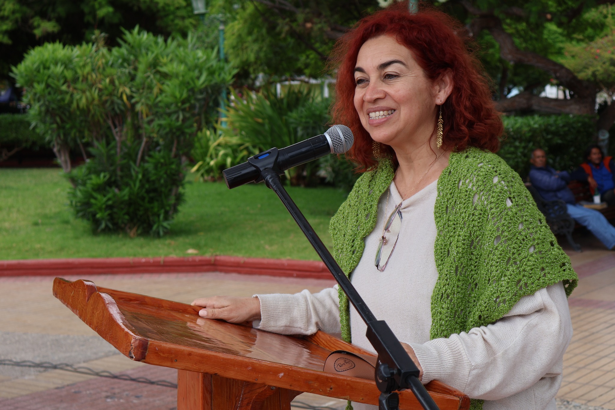 Administradora municipal Marlene Sánchez Tapia se dirige al público en la ceremonia de la Semana de las MiPymes y Cooperativas 2025 en Taltal.