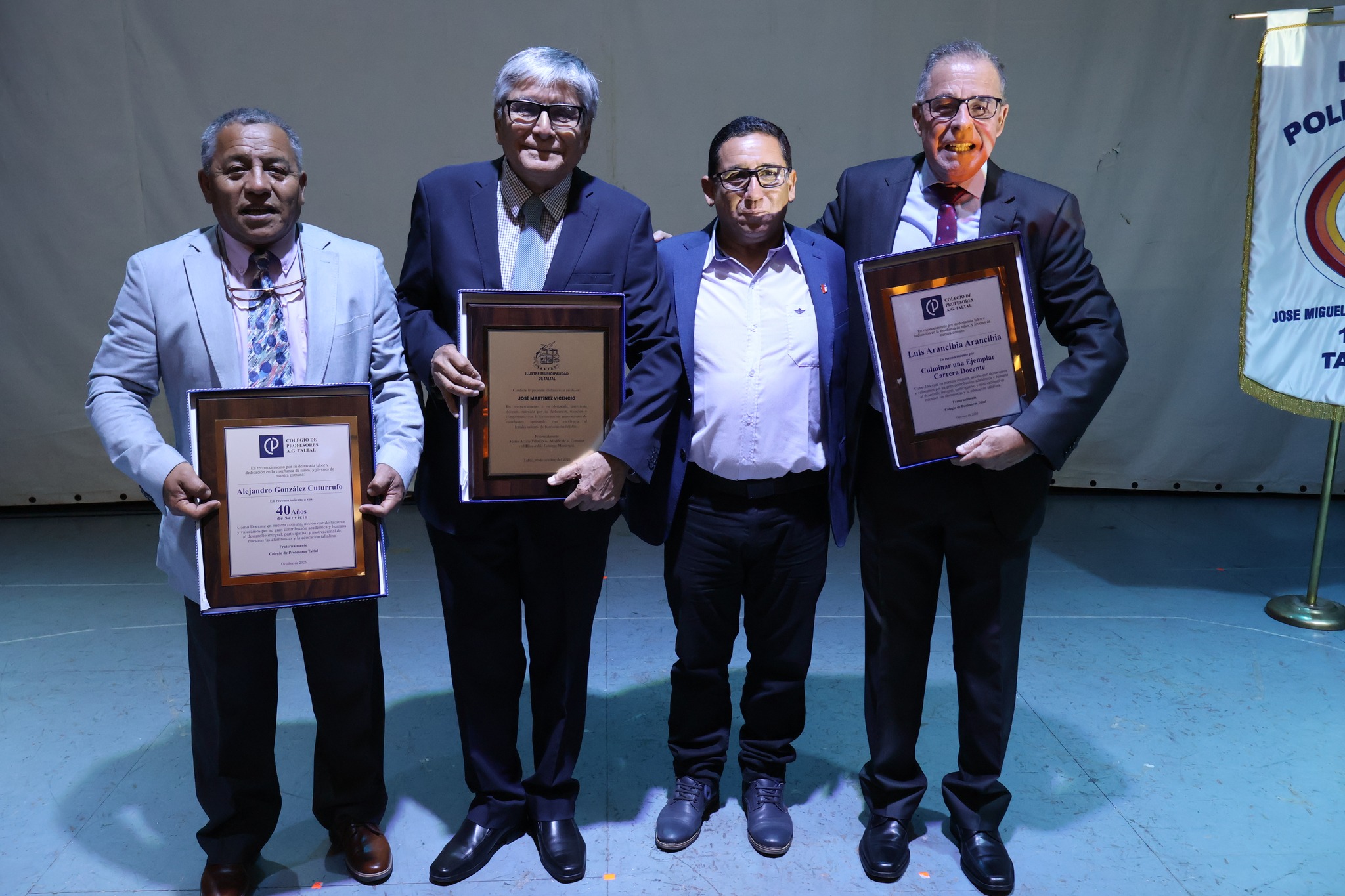 Docentes de Taltal reciben reconocimiento por 40 años de labor educativa en ceremonia comunal del Día del Profesor y la Profesora 2025.