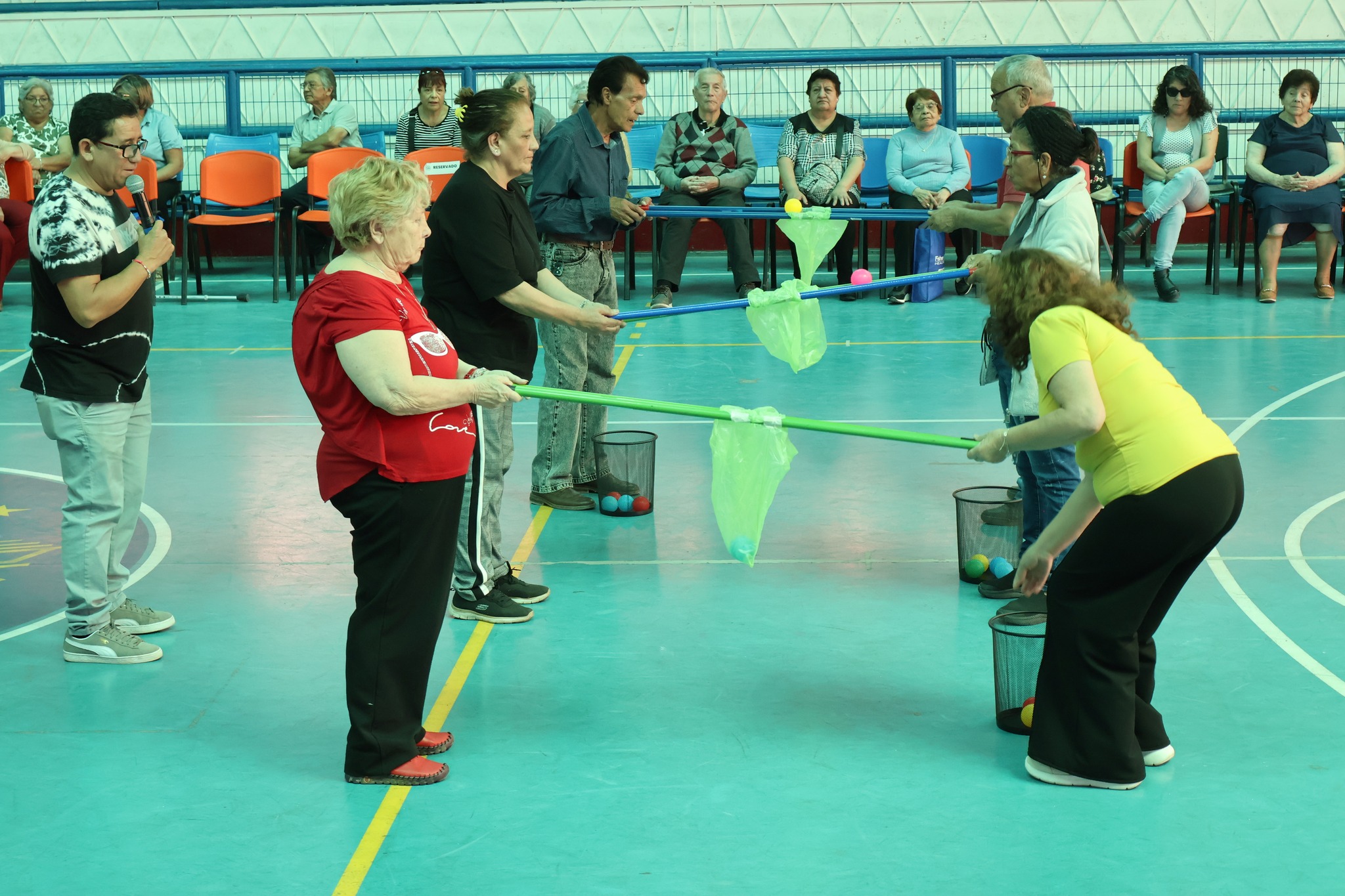 Adultos mayores disfrutan de competencias recreativas en la celebración comunal del Mes del Adulto Mayor en Taltal.