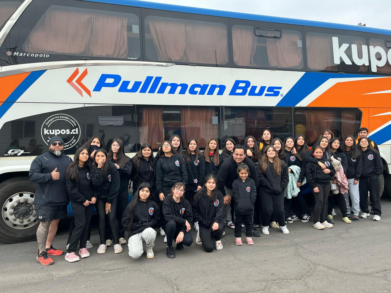 Estudiantes y vecinos de Taltal participando en la jornada de limpieza de playas 2025, organizada por la municipalidad junto a instituciones públicas y privadas.