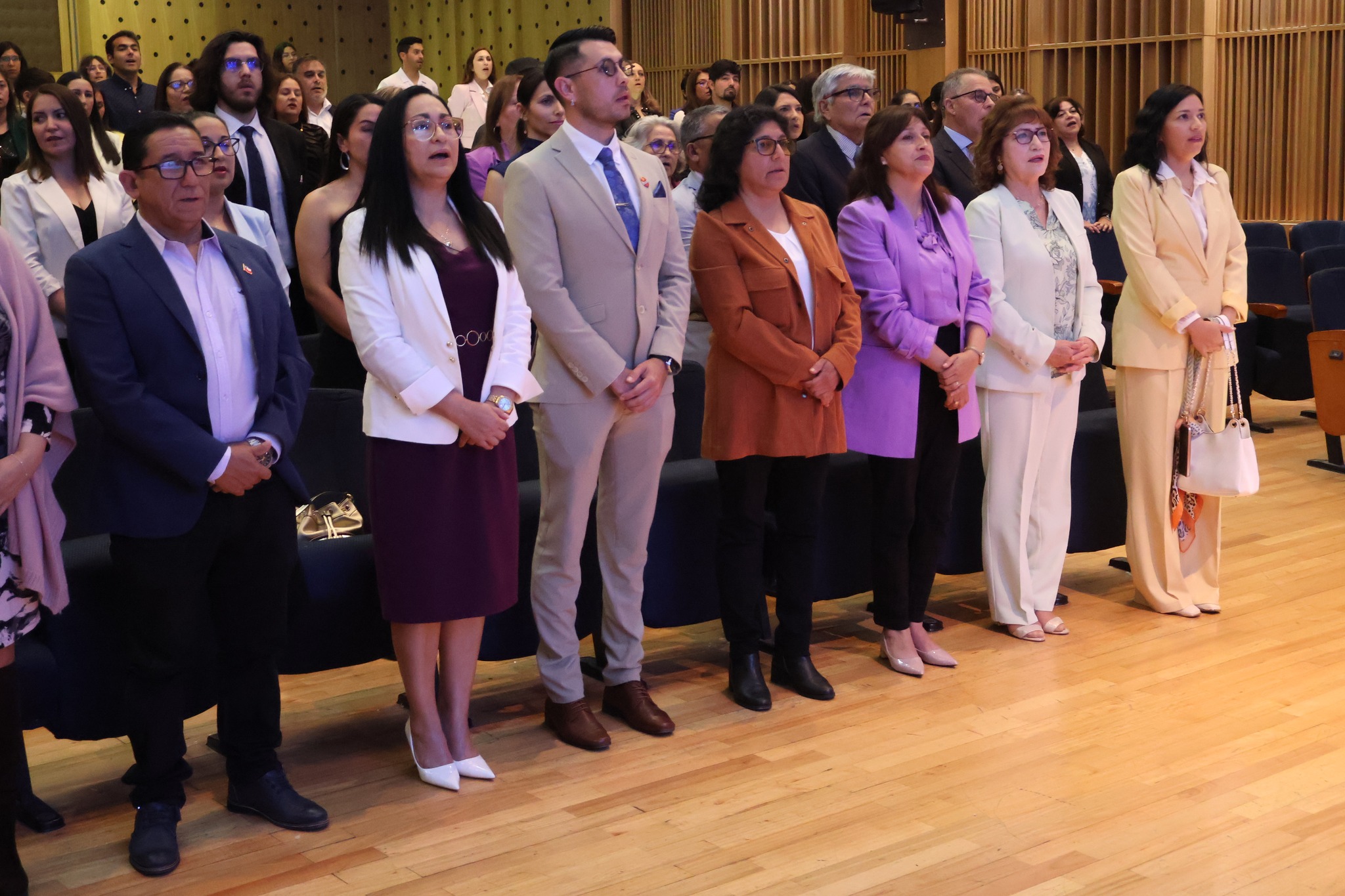 Asistentes de la educación, autoridades y docentes participan del acto conmemorativo del Día del Profesor y la Profesora en Taltal.