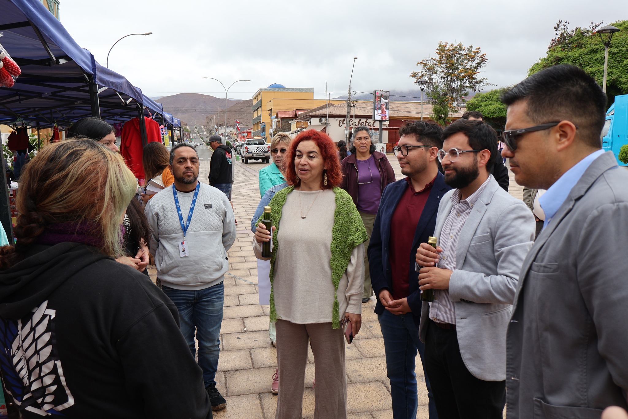 Seremi de Economía y alcaldesa subrogante Marlene Sánchez recorren la Feria de las MiPymes en la Plaza Prat de Taltal junto a emprendedores locales.