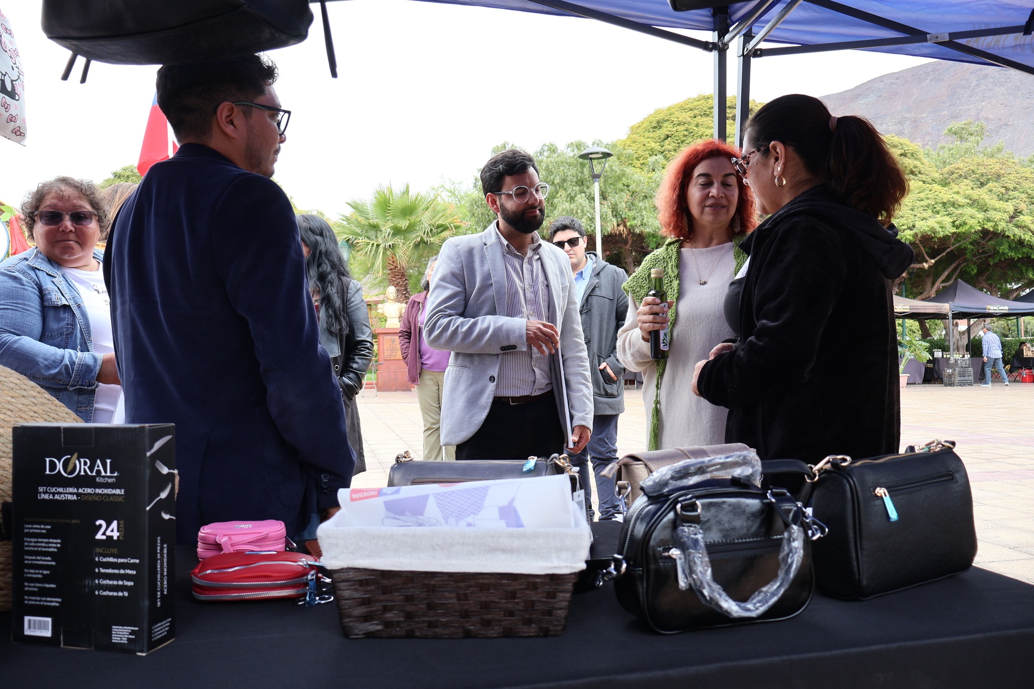 Autoridades regionales y locales recorren los stands de emprendedores en la Feria de las MiPymes y Cooperativas 2025 en Taltal.