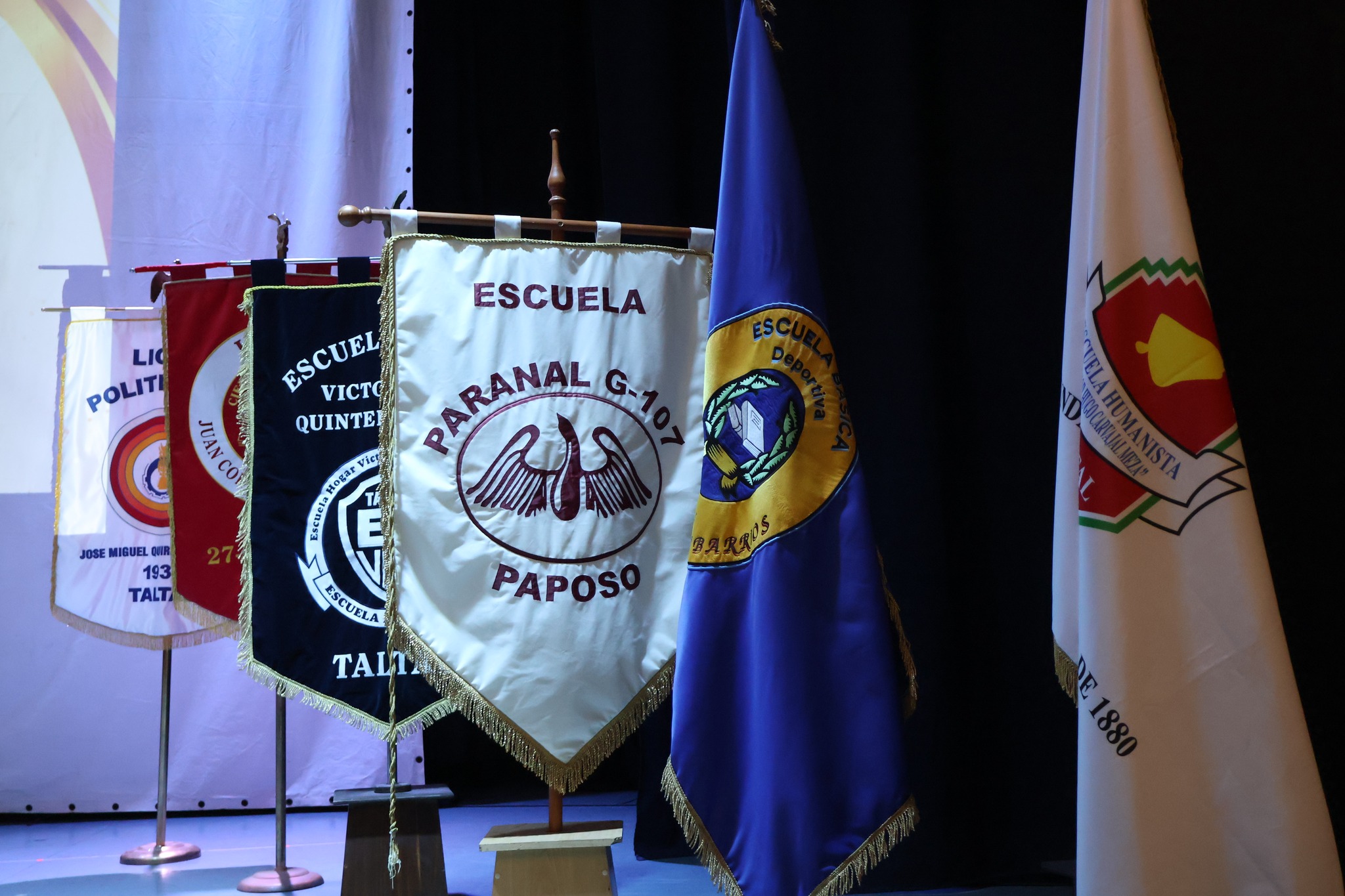 Estandartes de escuelas y liceos de Taltal y Paposo presentes en la ceremonia comunal del Día del Profesor y la Profesora 2025.