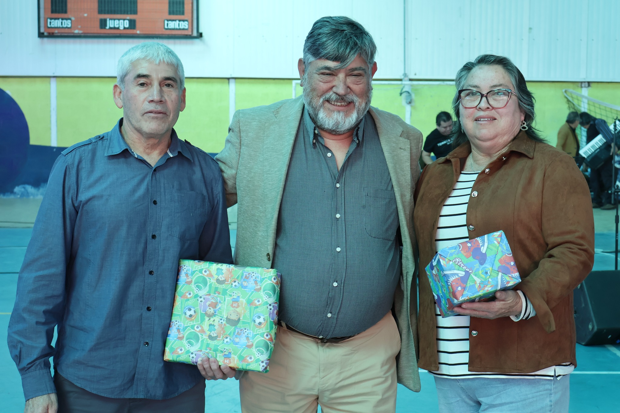 Autoridades municipales entregan premios y reconocimientos a los adultos mayores participantes en el Estadio Techado de Taltal.
