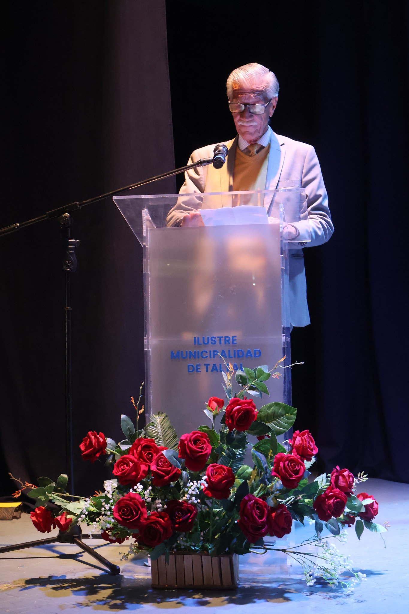 Alcalde de Taltal encabezando ceremonia de entrega de subvenciones municipales 2025 en el Centro Cultural.