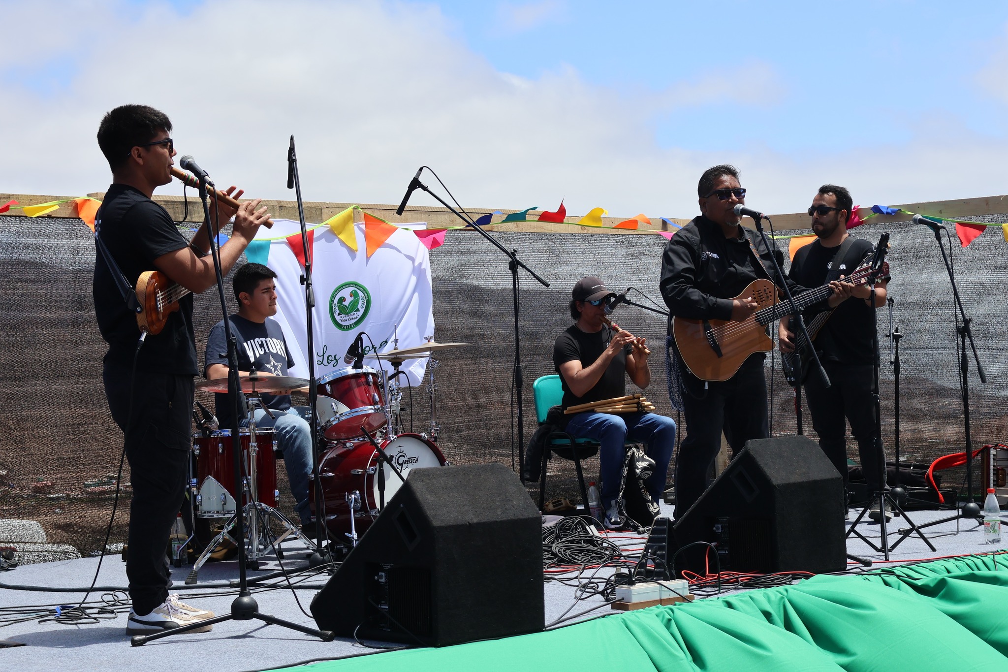 Grupo musical La Junta se presenta en vivo durante la feria costumbrista de la Comunidad Agrícola Los Loros.