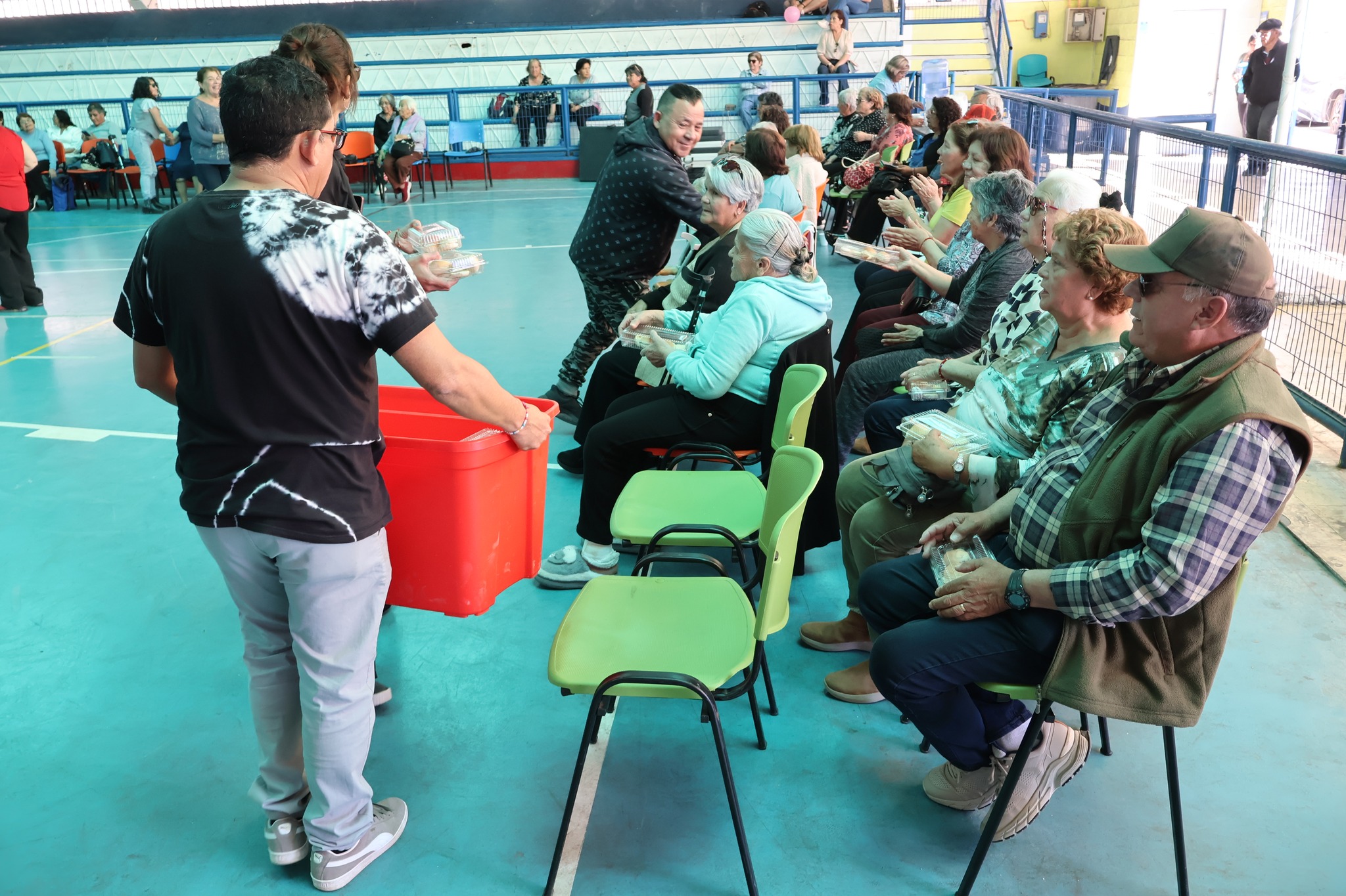 Adultos mayores de Taltal reciben colaciones y comparten en un ambiente de alegría y compañerismo.