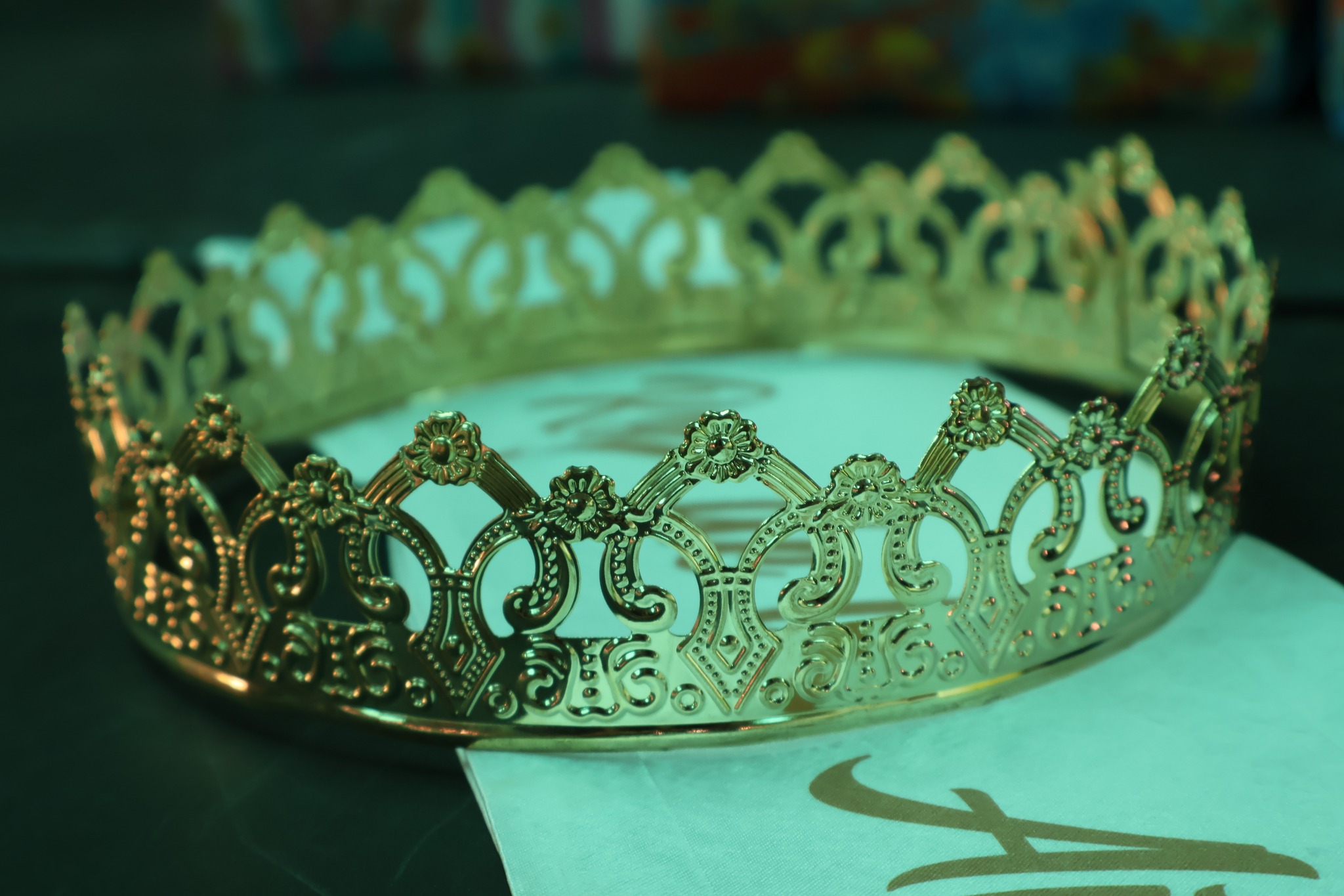 Corona dorada utilizada para coronar a los Reyes y Reinas del Mes del Adulto Mayor 2025 en Taltal.