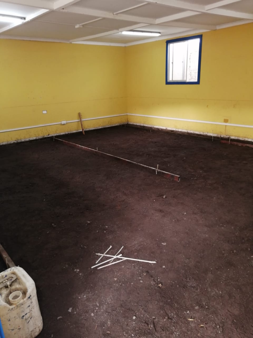 Reparación y nivelación del terreno antes del vaciado de cemento en dependencias internas.